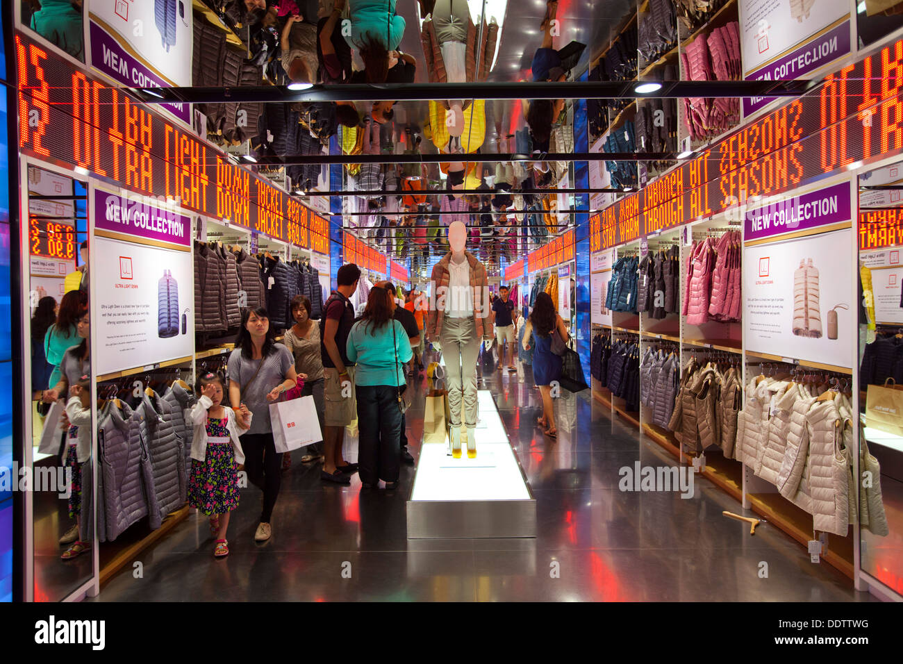 Uniqlo, Flagship-Store auf 5th Avenue, Manhattan, New York, Vereinigte Staaten von Amerika Stockfoto