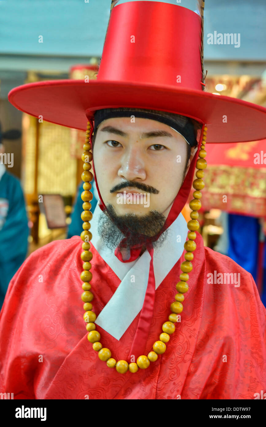 Mann in der traditionellen koreanischen Tracht, Seoul, Südkorea  Stockfotografie - Alamy