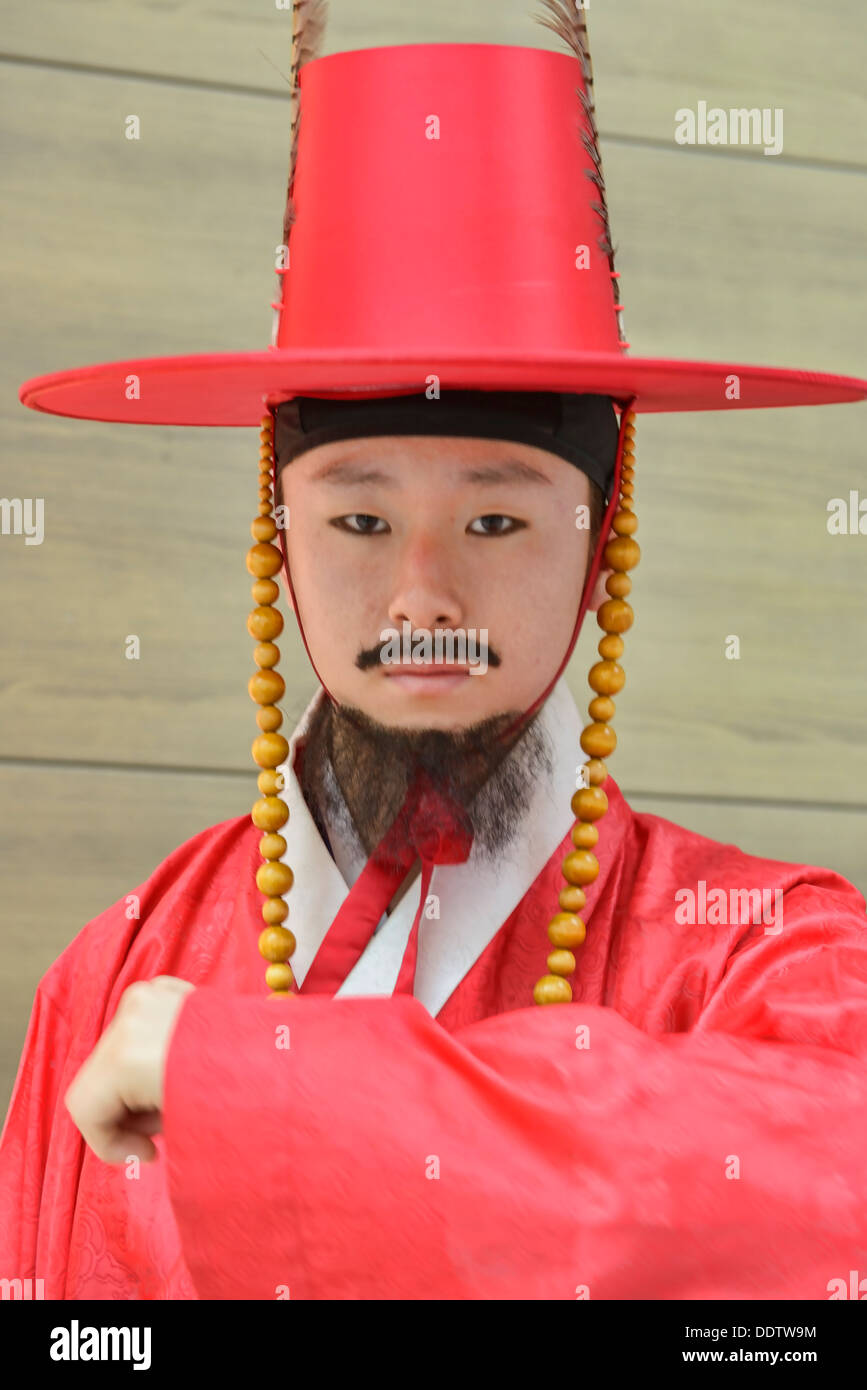 Mann in der traditionellen koreanischen Tracht, Seoul, Südkorea Stockfoto