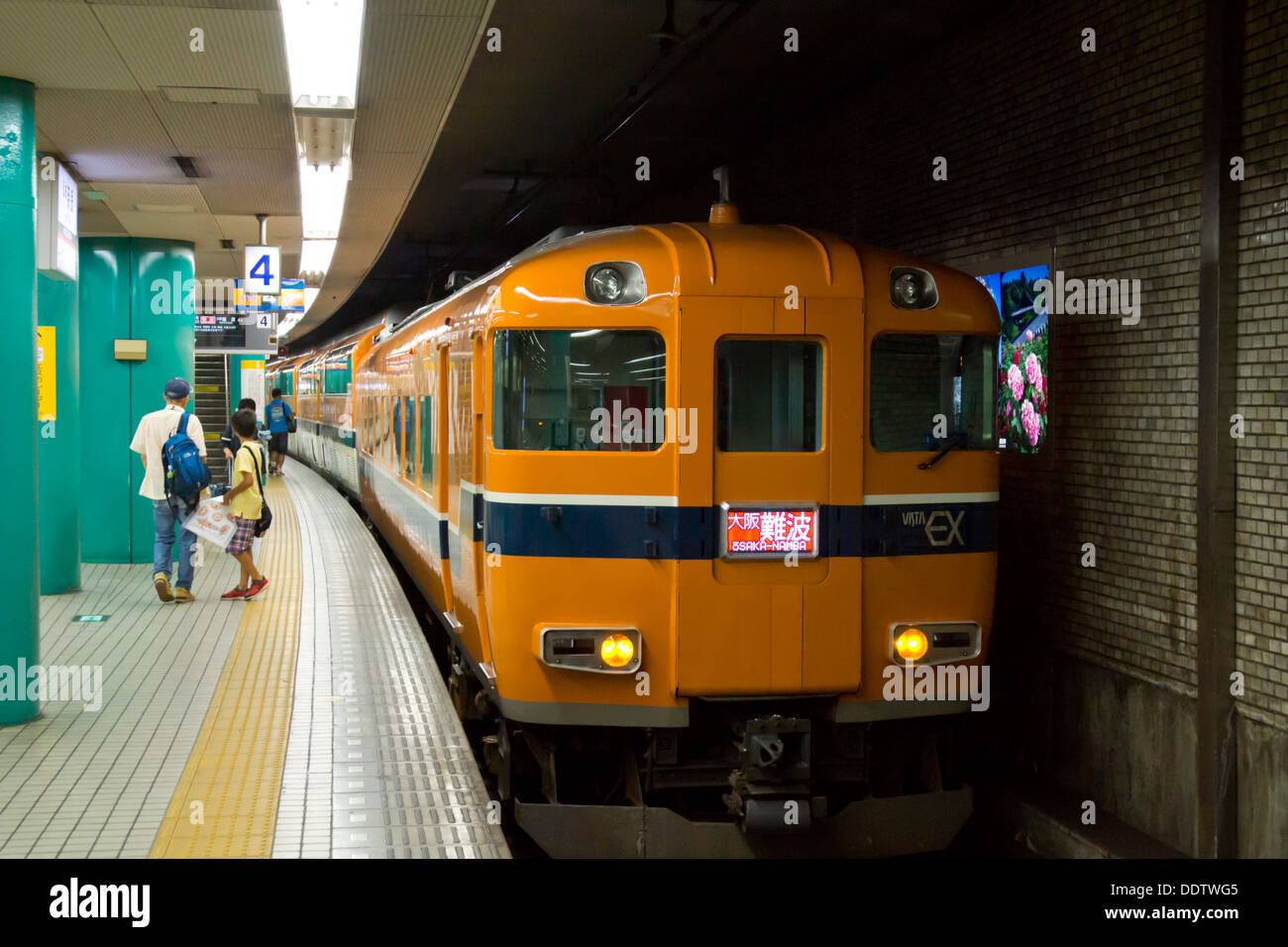 Ein Kintetsu Limited Express Zug an Kintetsu Nara Bahnhof vor der