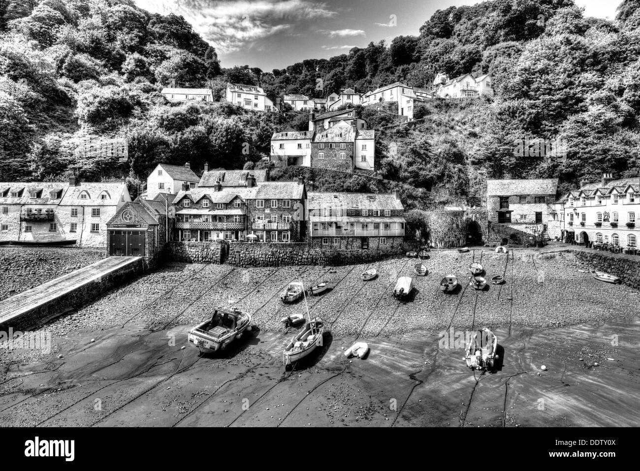 Bei Ebbe Clovelly harbour Devon England schöne Küste Dorf und Hafen im schwarzen und weißen HDR Stockfoto