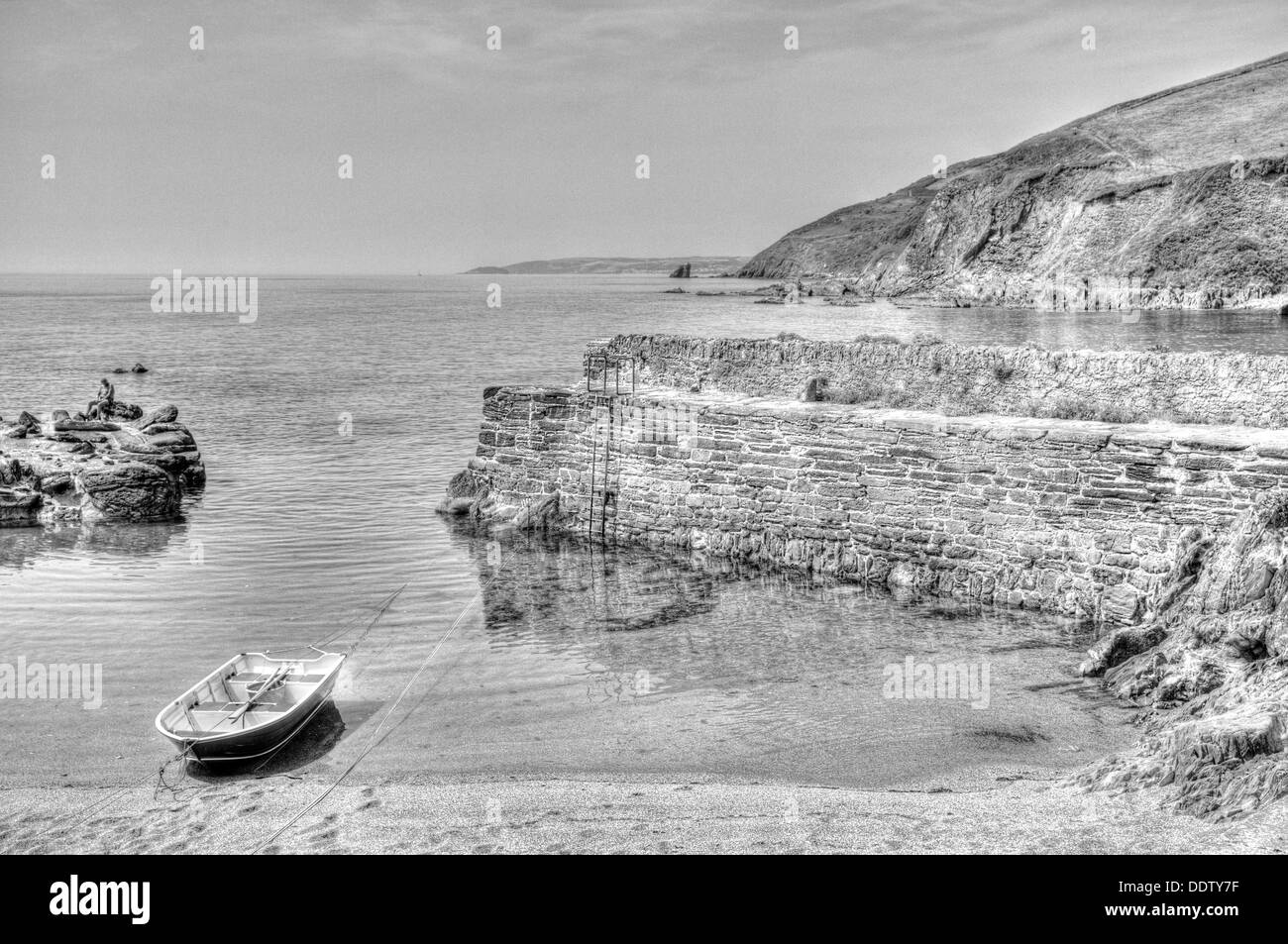 Boot im Hafen von winzigen Portwrinkle Cornwall in schwarzen und weißen HDR Stockfoto