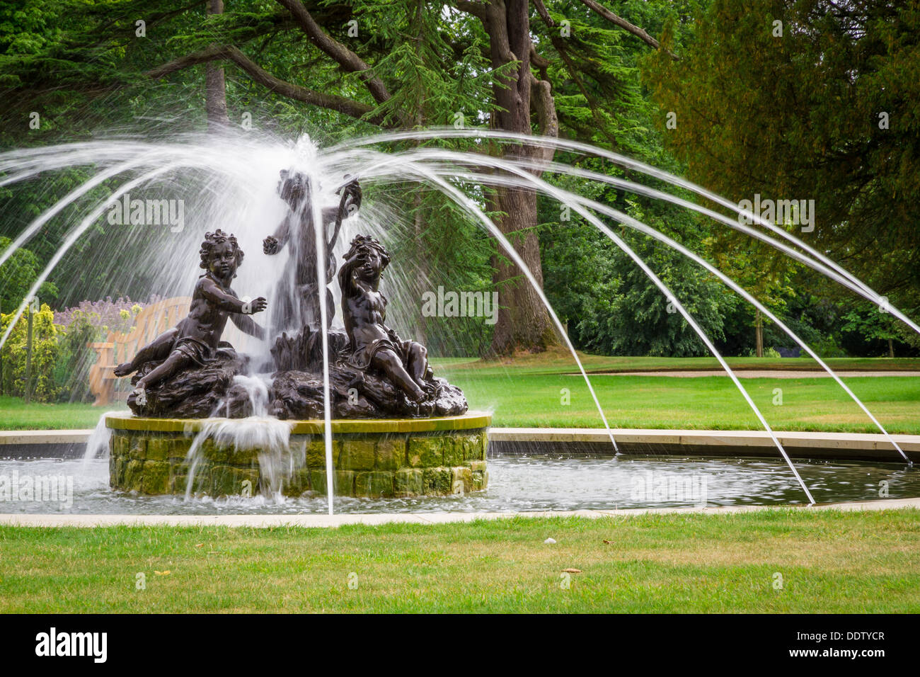 Die restaurierten Roundel Statue und Teich mit Wasser Düsen in den Gärten von Blenheim Palace, Woodstock, Oxfordshire. Stockfoto