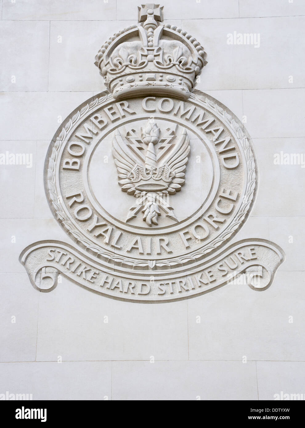 RAF Bomber Command Gedenkstätte, Green Park, London, England - Inschrift "Schlagen hart schlagen sicher" Stockfoto