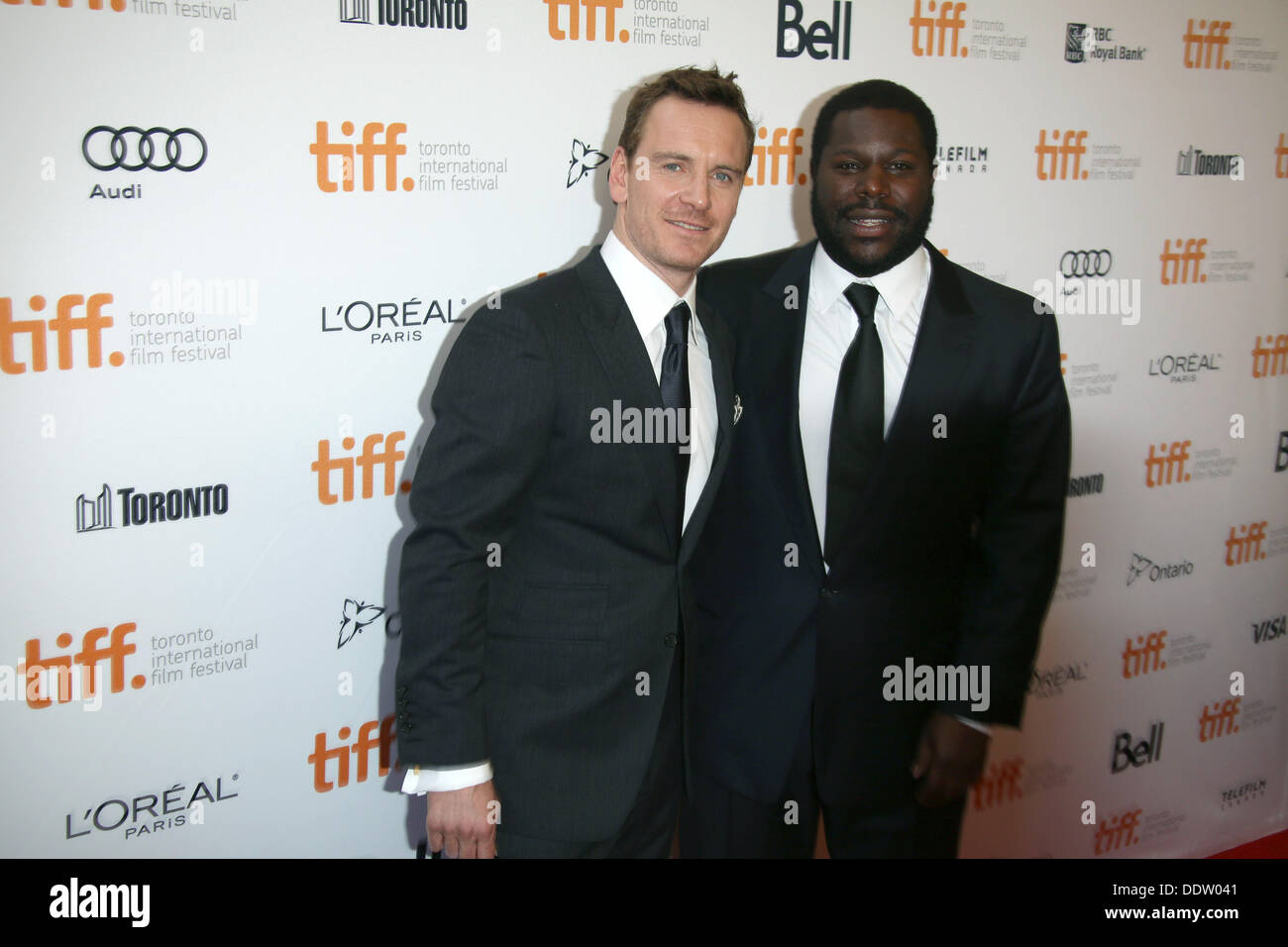 Toronto, Kanada. . 06. September 2013. Schauspieler Michael Fassbender und Direktor Steve McQueen (r) besuchen die Premiere von "12 Jahre A Slave" während des Toronto International Film Festival aka TIFF bei Princess of Wales Theatre in Toronto, Kanada, am 6. September 2013. Foto: Hubert Boesl Credit: Dpa picture-Alliance/Alamy Live News Stockfoto