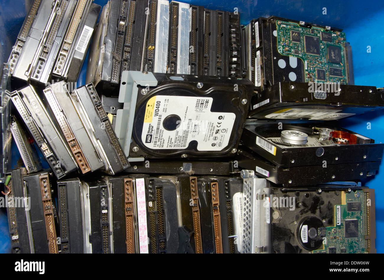 Computer Festplatte fährt darauf warten, zerlegt werden (Recycling) für ihre Edelmetalle und wertvolle Magnete. Stockfoto