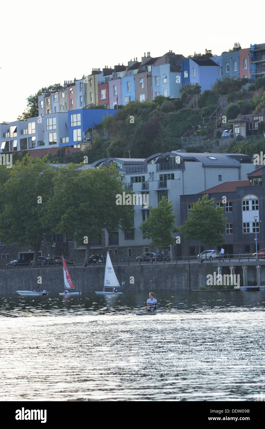 Ruderer auf dem Fluss Avon Bristol England UK, mit Clifton Holz Stadthäuser im Hintergrund Stockfoto