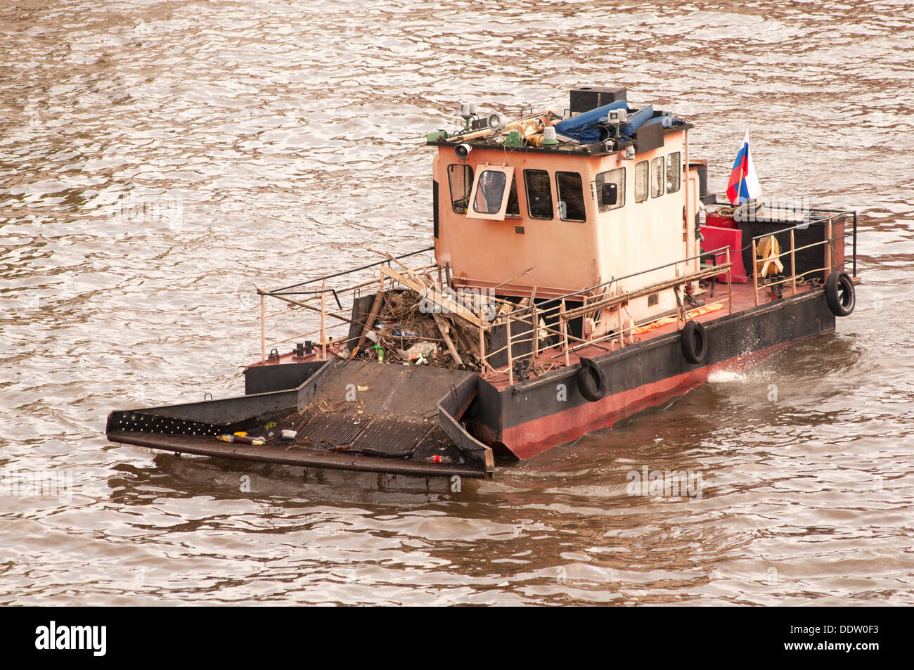 Müll saubere Schiff auf dem Fluss Stockfoto