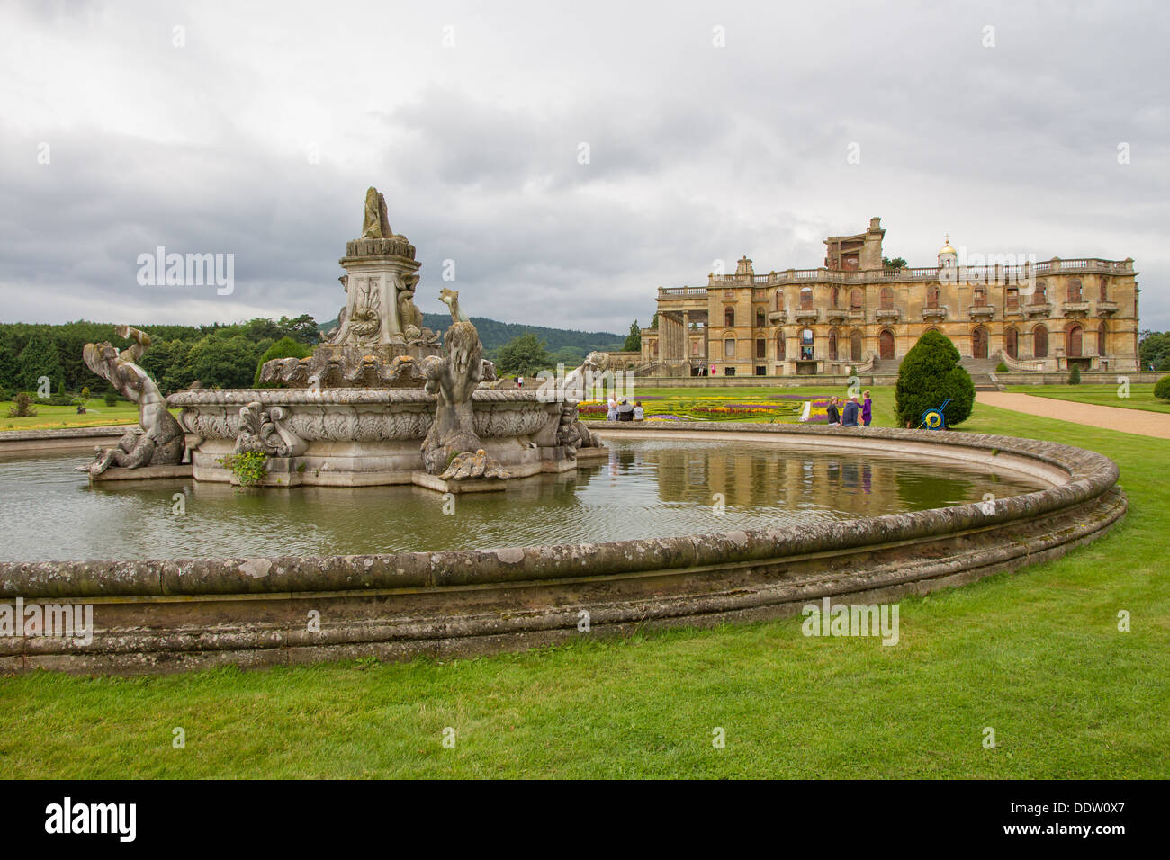 Die Ruinen des Witley Gericht Anwesen und Gärten mit dem Flora-Brunnen in Worcestershire, England. Stockfoto