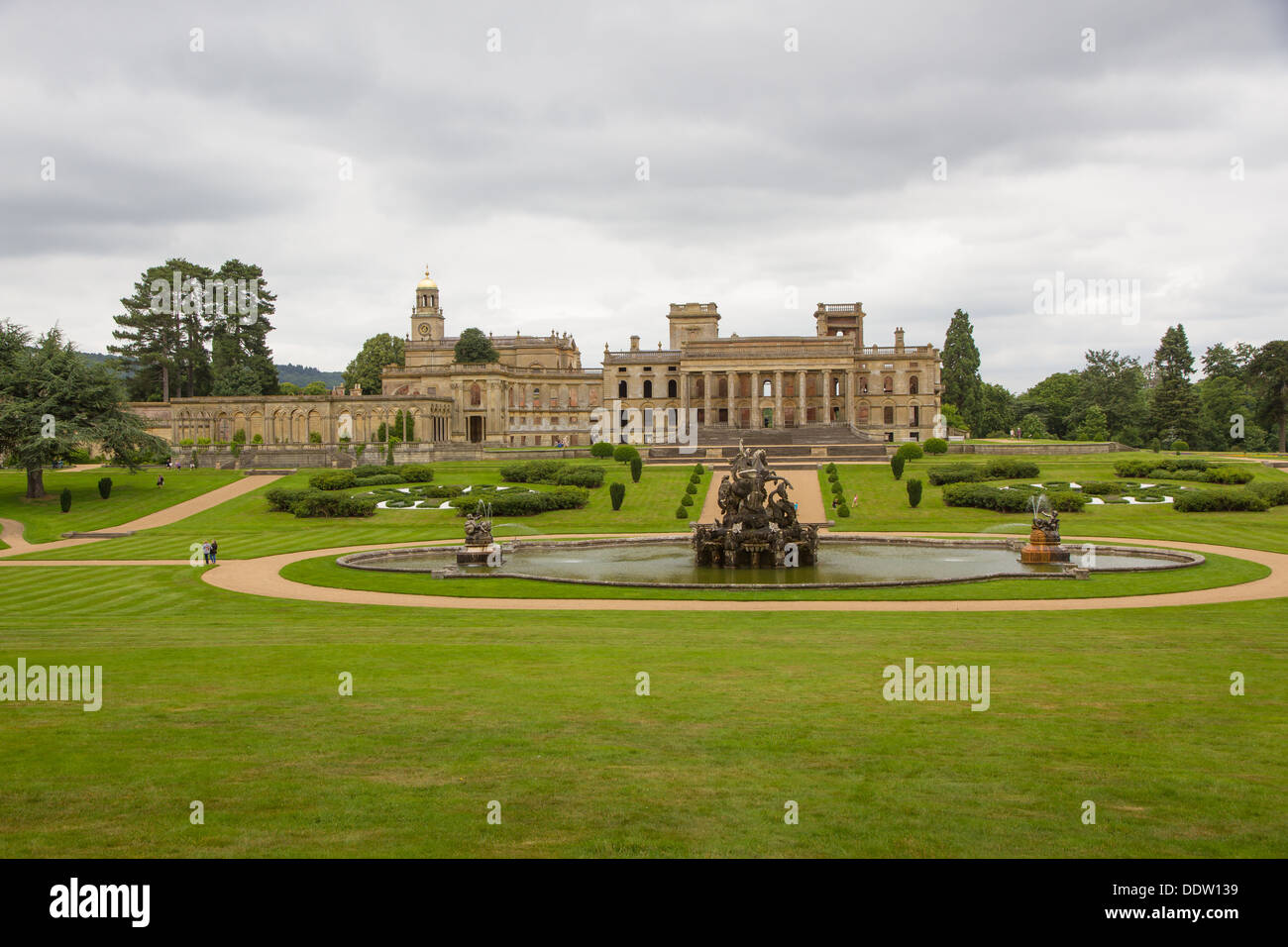 Die Ruinen des Witley Gericht Anwesen und Gärten mit dem Perseus und Andromeda Brunnen in Worcestershire, England. Stockfoto