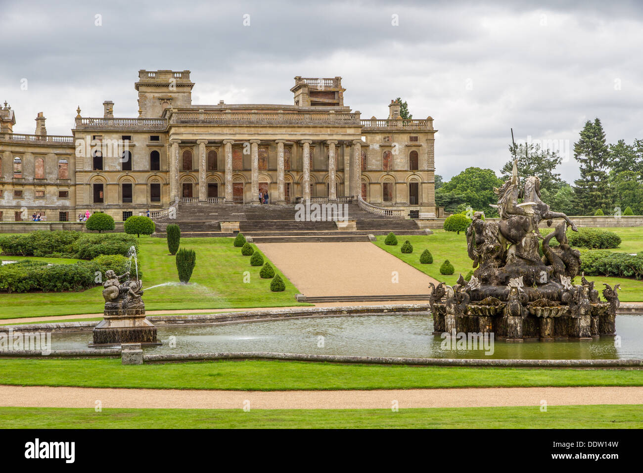 Die Ruinen des Witley Gericht Anwesen und Gärten mit dem Perseus und Andromeda Brunnen in Worcestershire, England. Stockfoto