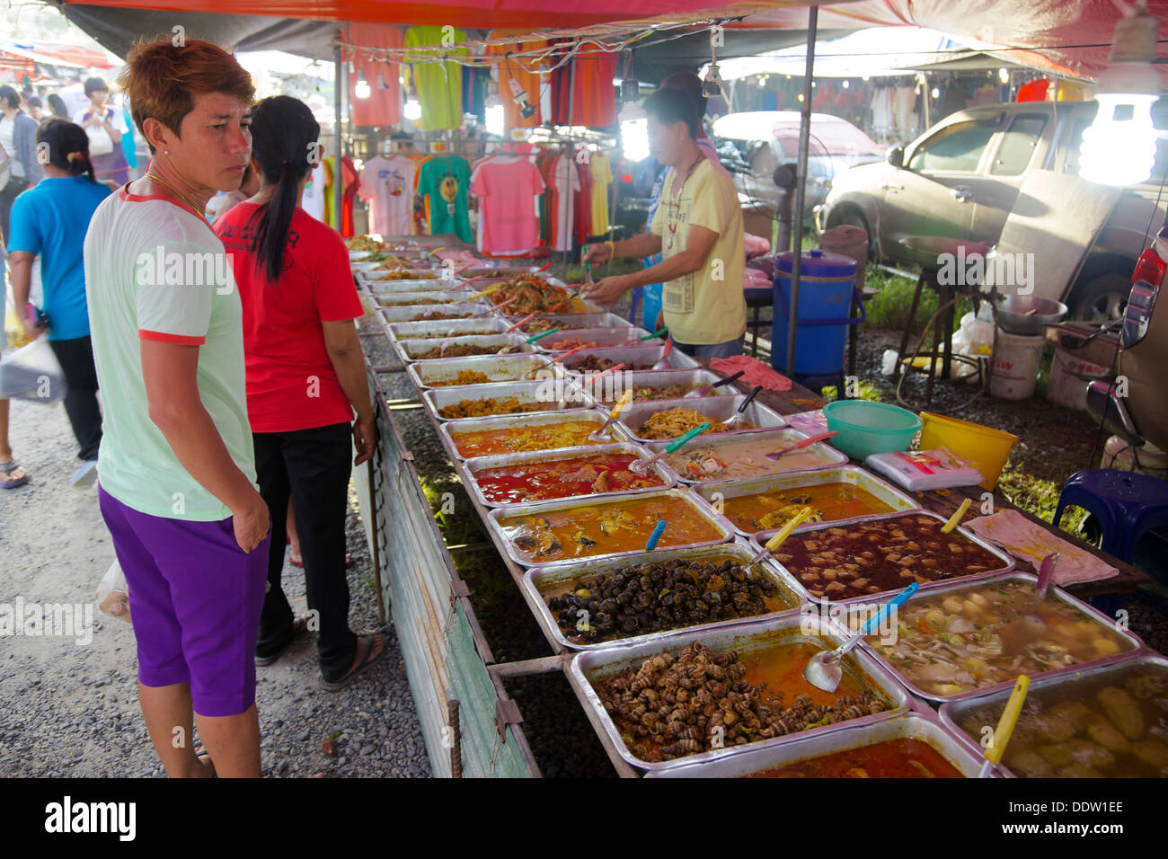 Ein Thai Marktstand, verkaufen fertig Essen, Phuket, Thailand Stockfoto