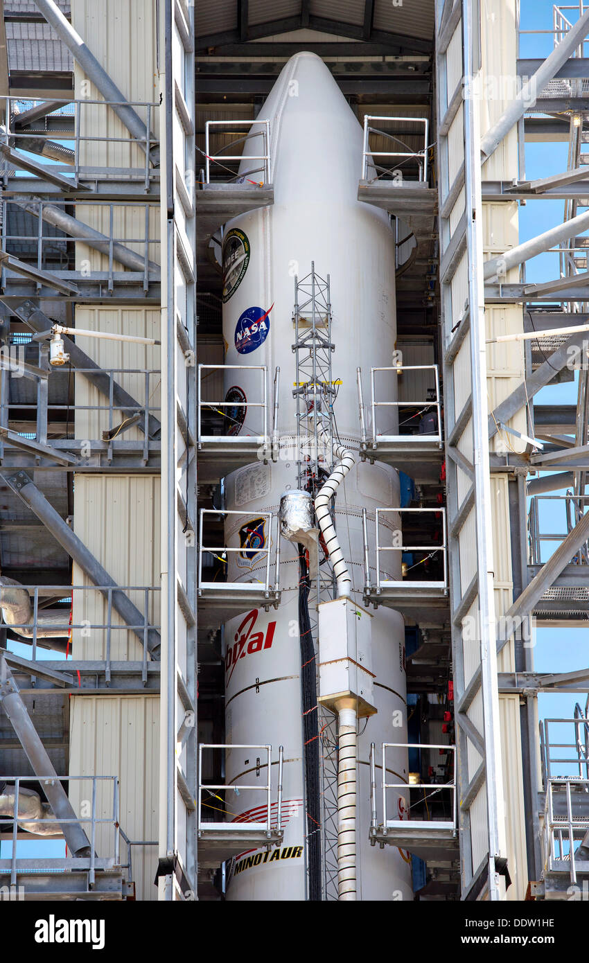 Die Türen der Gantry Tragstruktur sind geöffnet, um den Minotaurus-V-Rakete auf Pad 0 b bei der Mid-Atlantic Regional Spaceport Wallops Flight Facility anzuzeigen 6. September 2013 in Wallops, Virginia. LADEE ist eine Roboter-Mission, die den Mond umkreisen wird, wo es Informationen über die Umgebung um den Mond herum und geben Wissenschaftler ein besseres Verständnis der anderen Himmelskörper in unserem Sonnensystem und darüber hinaus. Stockfoto