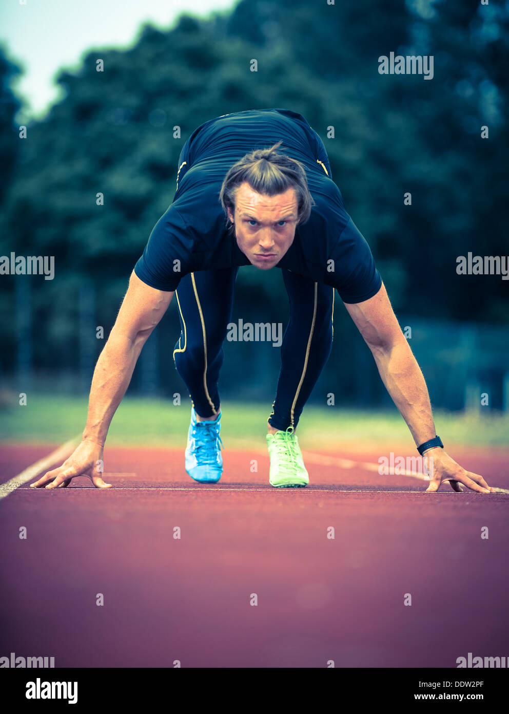 Male auf die Startlinie auf Laufband Stockfoto