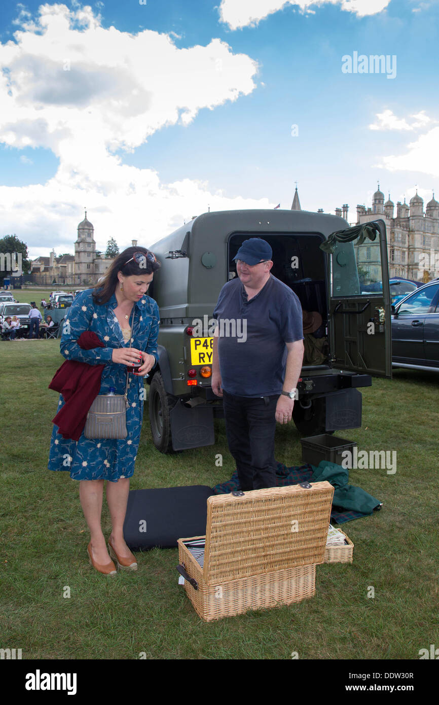 Stamford, Lincolnshire, UK. 7. September 2013. Land Rover Burghley Horse Trials. Kirstie Allsopp TV-Moderatorin, urteilt das Land Rover Burghley Horse Trials Picknick in Burghley House Stamford, Lincolnshire. Bildnachweis: Tim Scrivener/Alamy Live-Nachrichten Stockfoto