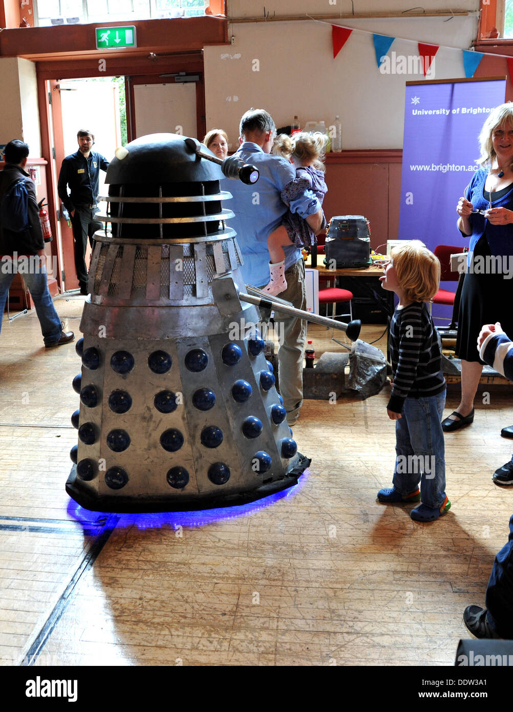 Ein Dalek aus der TV-Serie Dr. Who treffen Bürgerinnen und Bürger aller Altersgruppen in der Mini Maker Faire statt in der Corn Exchange Brighton Stockfoto