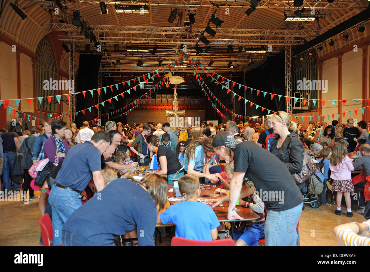 Menschenmassen auf der Mini Maker faire, die heute in der Corn Exchange Brighton stattfand - 2013 Stockfoto