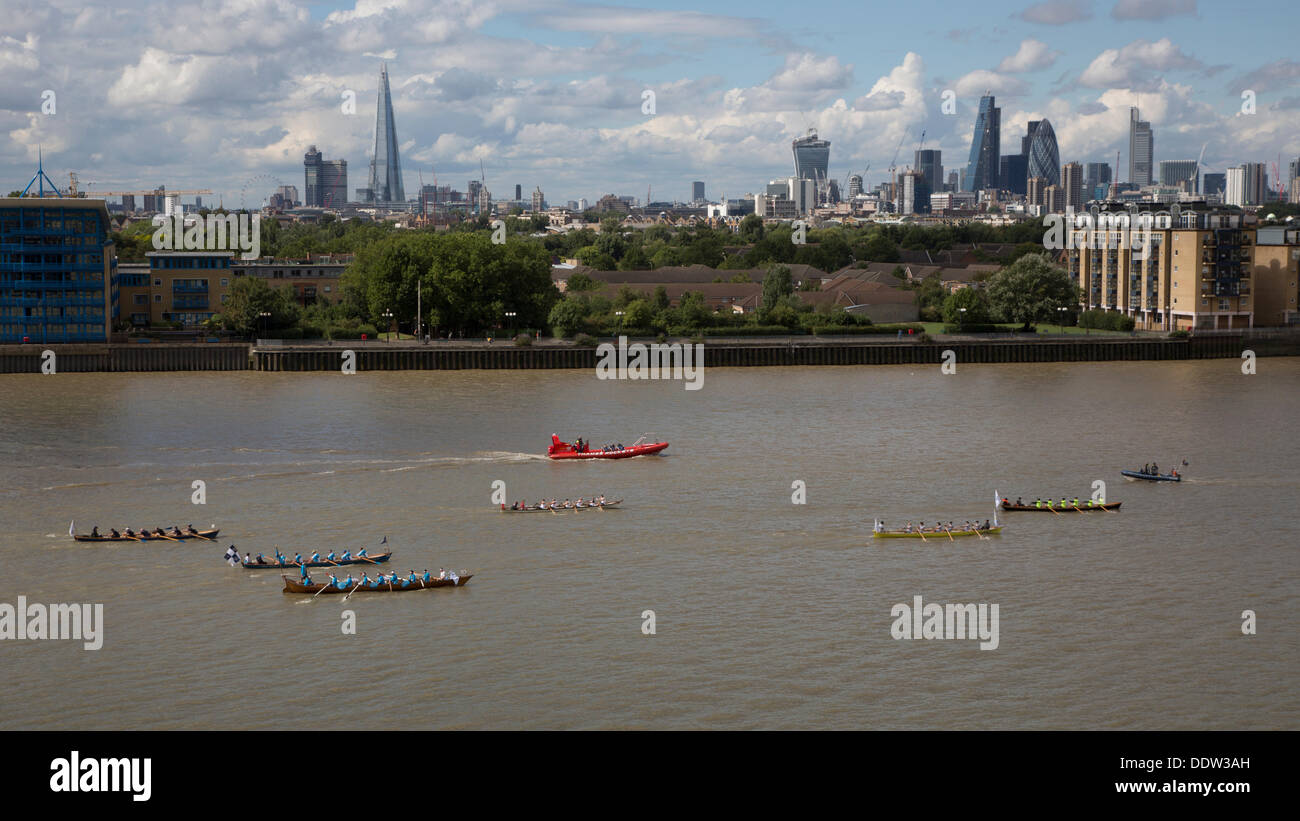 London, UK, 7. September 2013: Ruderboote konkurrieren im jährlichen Themse großen Fluss Rennen mit der City of London im Hintergrund. Mehr als 300 Mannschaften nehmen Teil in der jährlichen 21-Meile Fluss-Marathon von London Docklands, Schinken in Surrey. Bildnachweis: Sarah Peters/Alamy Live-Nachrichten Stockfoto