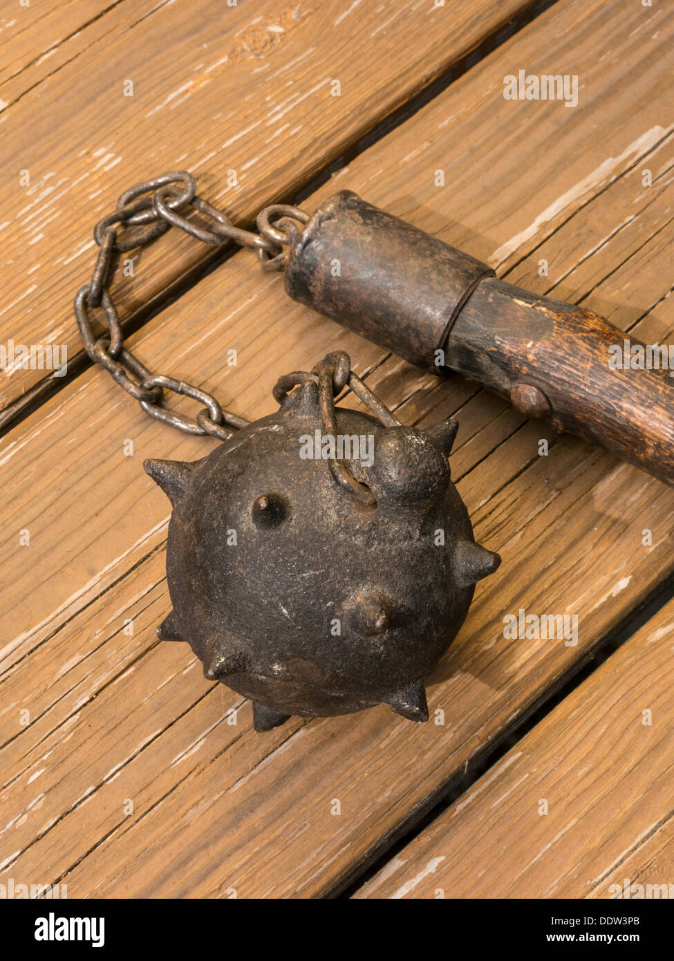 Nahaufnahme von Stachelkugel, Kette und Schaft der Streitwaffe Stockfoto