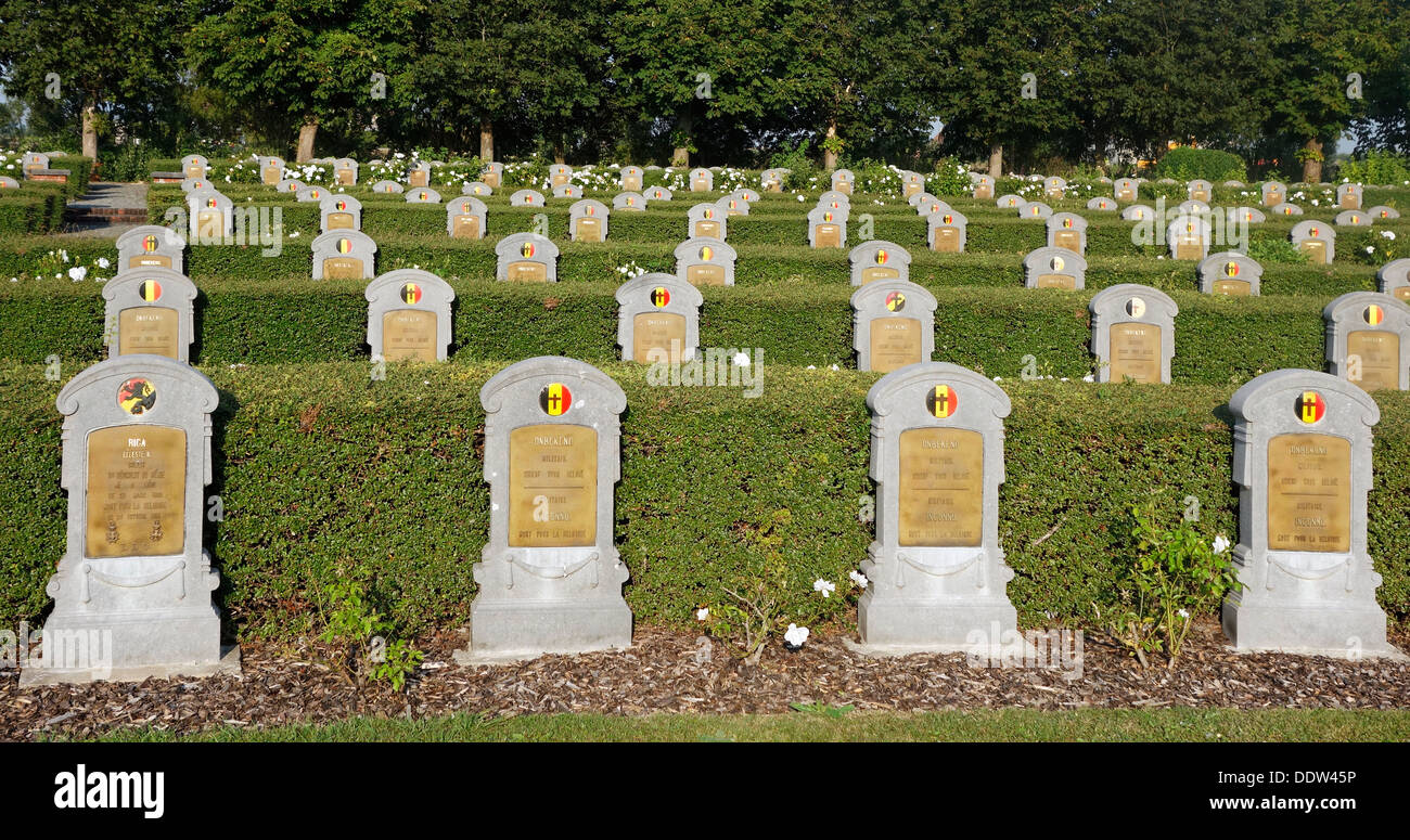 Ersten Weltkrieg ein Gräber der gefallenen Soldaten der WWI auf dem belgischen Militär Friedhof am Ramskapelle, West-Flandern, Belgien Stockfoto