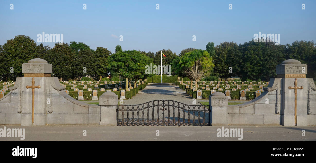 Ersten Weltkrieg ein Gräber der gefallenen Soldaten der WWI auf dem belgischen Militär Friedhof am Ramskapelle, West-Flandern, Belgien Stockfoto