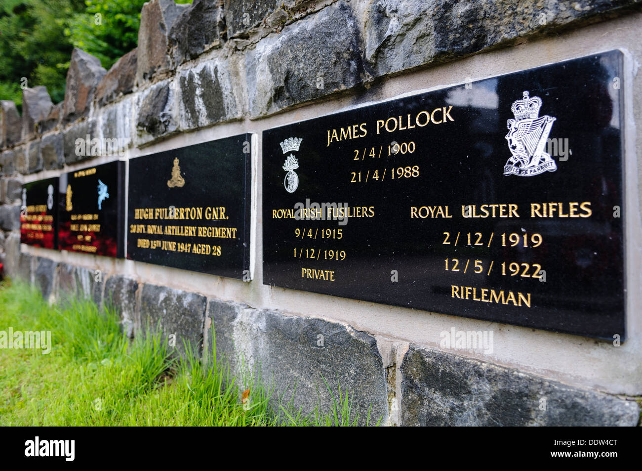 Gedenktafeln an der Wand der Royal British Legion Garten der Erinnerung in Randalstown, Nordirland Stockfoto