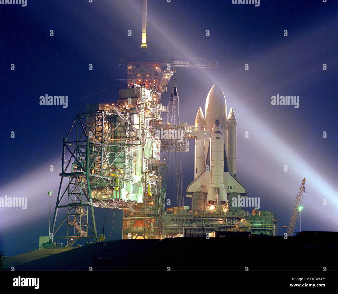 Eine zeitgesteuerte Belichtung die erste Space-Shuttle-Mission STS-1 und Startrampe A, komplexe 39, verwandelt sich der Raum Fahrzeug und Hilfseinrichtungen in eine nächtliche Fantasie des Lichts. Auf der linken Seite des Shuttles sind die festen und die rotierenden Servicestrukturen. Stockfoto