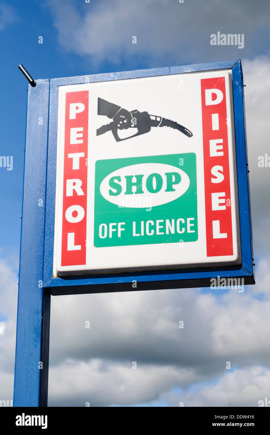 Zeichen für Benzin-, Diesel- und Spirituosengeschäft Stockfoto