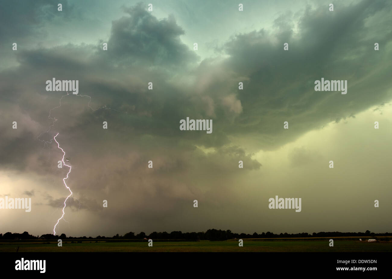 Blitz und Donner am Ende eines heißen und feuchten Tag in den Niederlanden Stockfoto