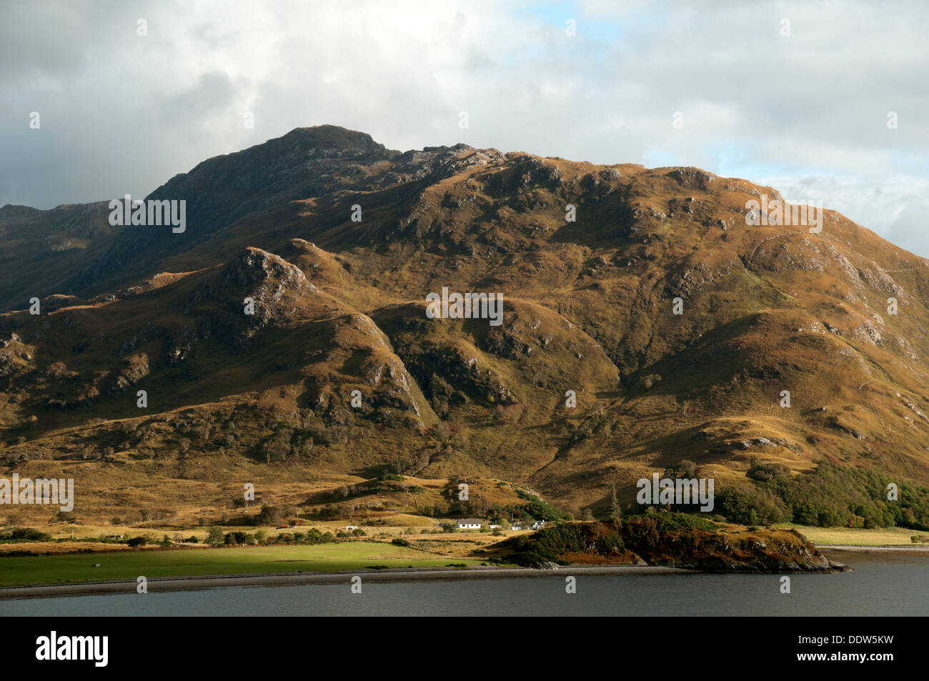 Die Druim Fada Ridge über Camas Ban Bucht auf Loch Hourn, Arnisdale, Hochlandregion, Schottland, UK. Stockfoto