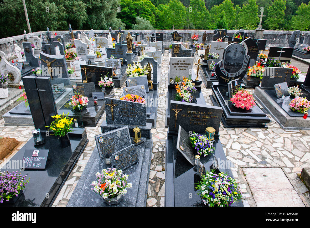Kloster São Martinho de Tibães, Gelände & makellose Friedhof mit frischen Blumen auf den Gräbern, NW von Braga, Nordportugal Stockfoto