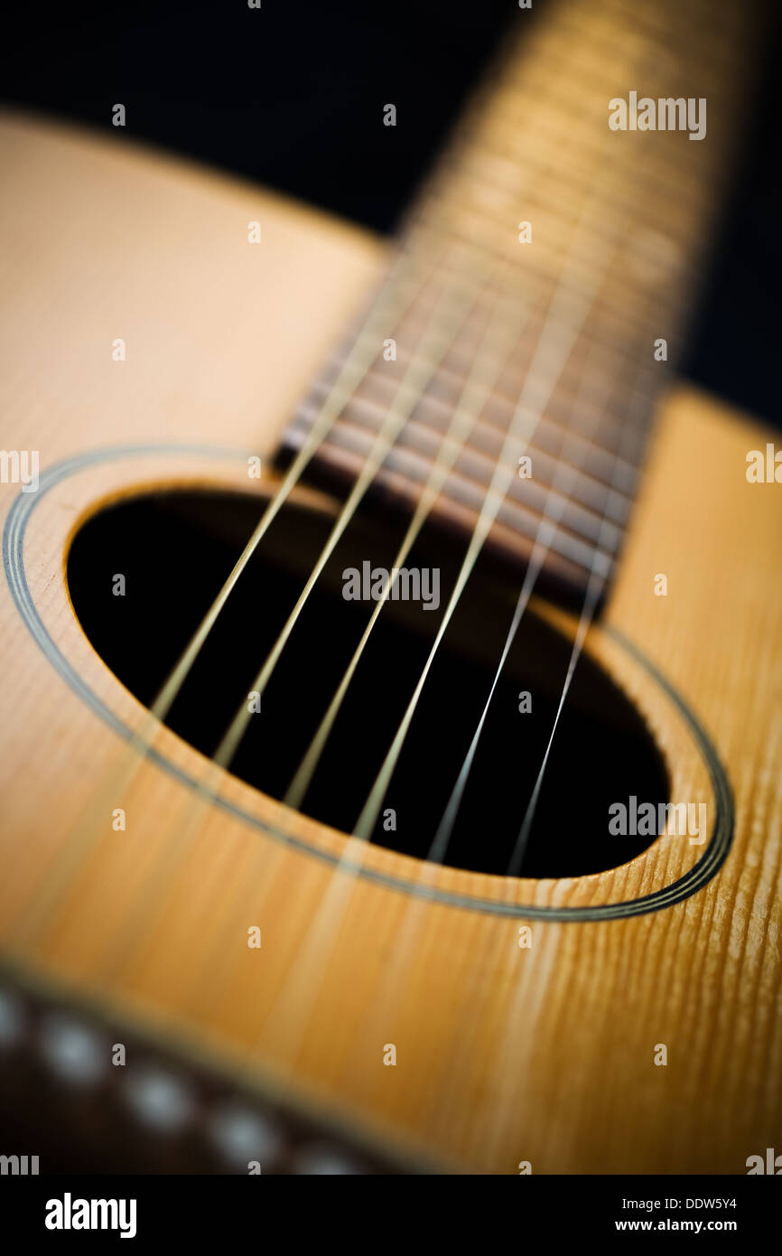 Akustische Gitarre. Close-up Schallloch und am Hals. Sehr geringe Schärfentiefe und Vignette. Stockfoto