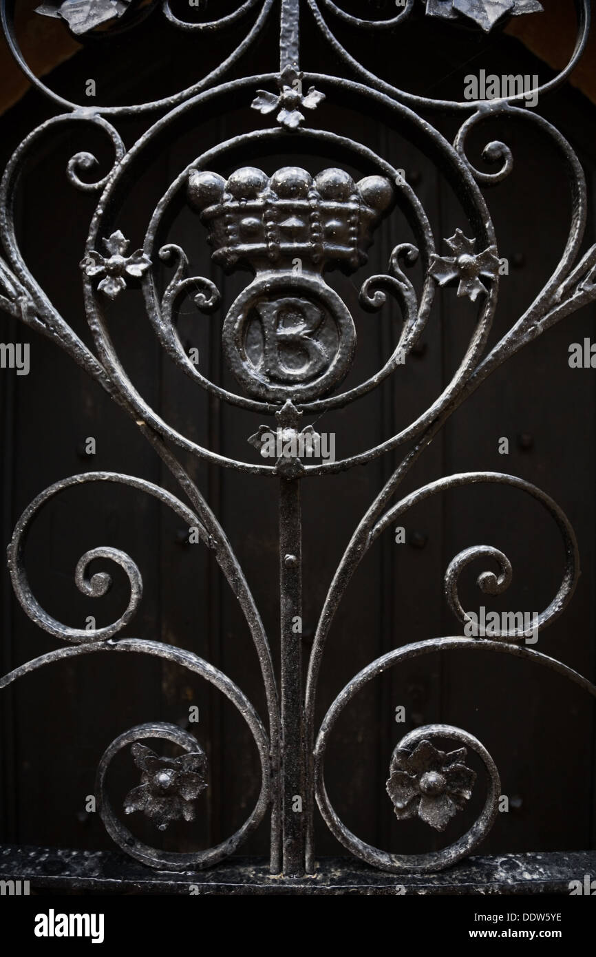 Reich verzierte, schwarze Schmiedearbeiten mit einer Krone und den Buchstaben "B" auf dem Eingangstor eines Mausoleums in Norfolk, Großbritannien Stockfoto