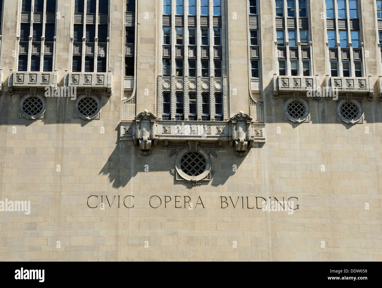 Städtische Oper Gebäude entlang des Chicago River. Stockfoto