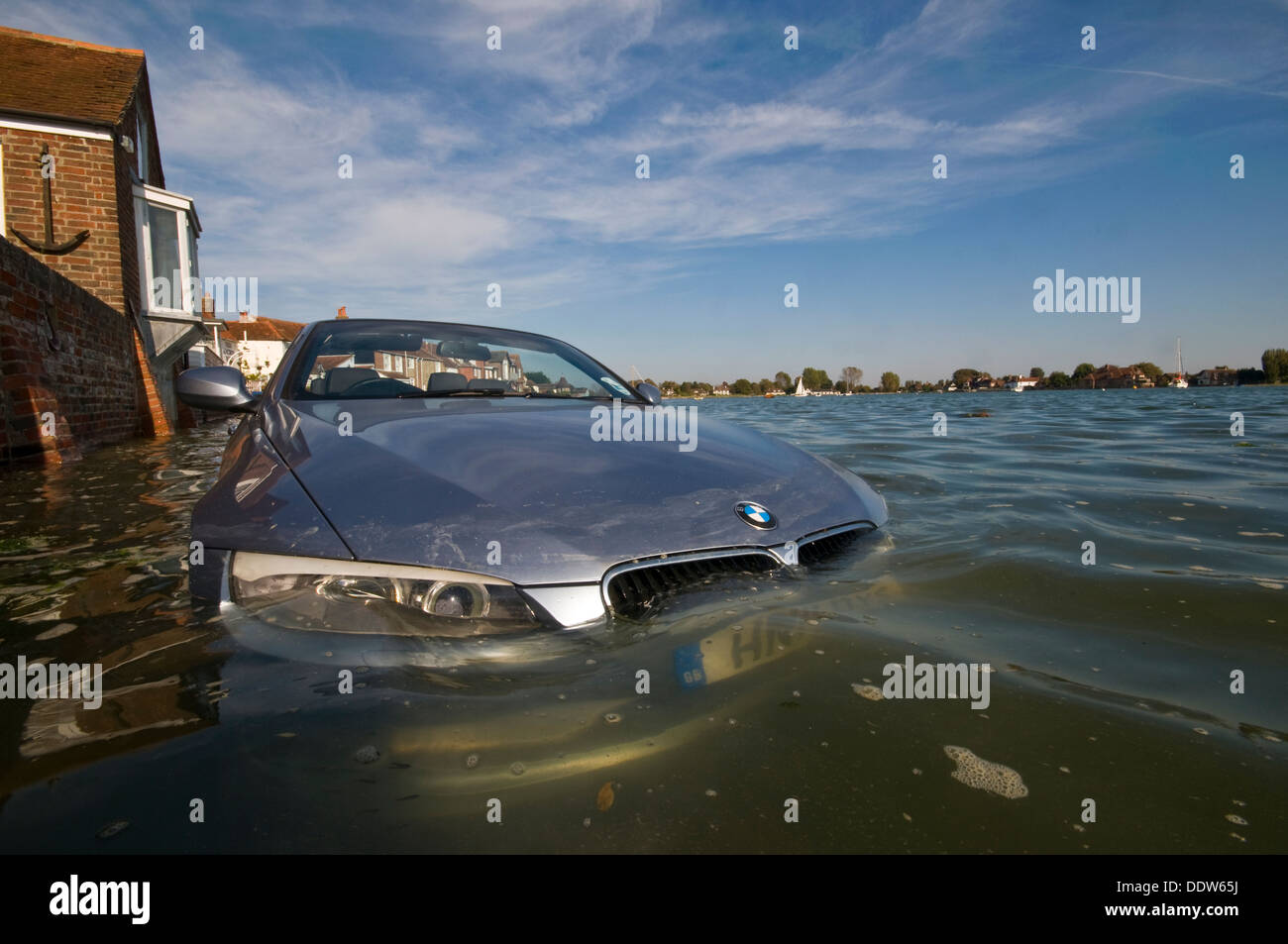 Ein Auto mit Wasser bei Flut überschwemmt Stockfoto