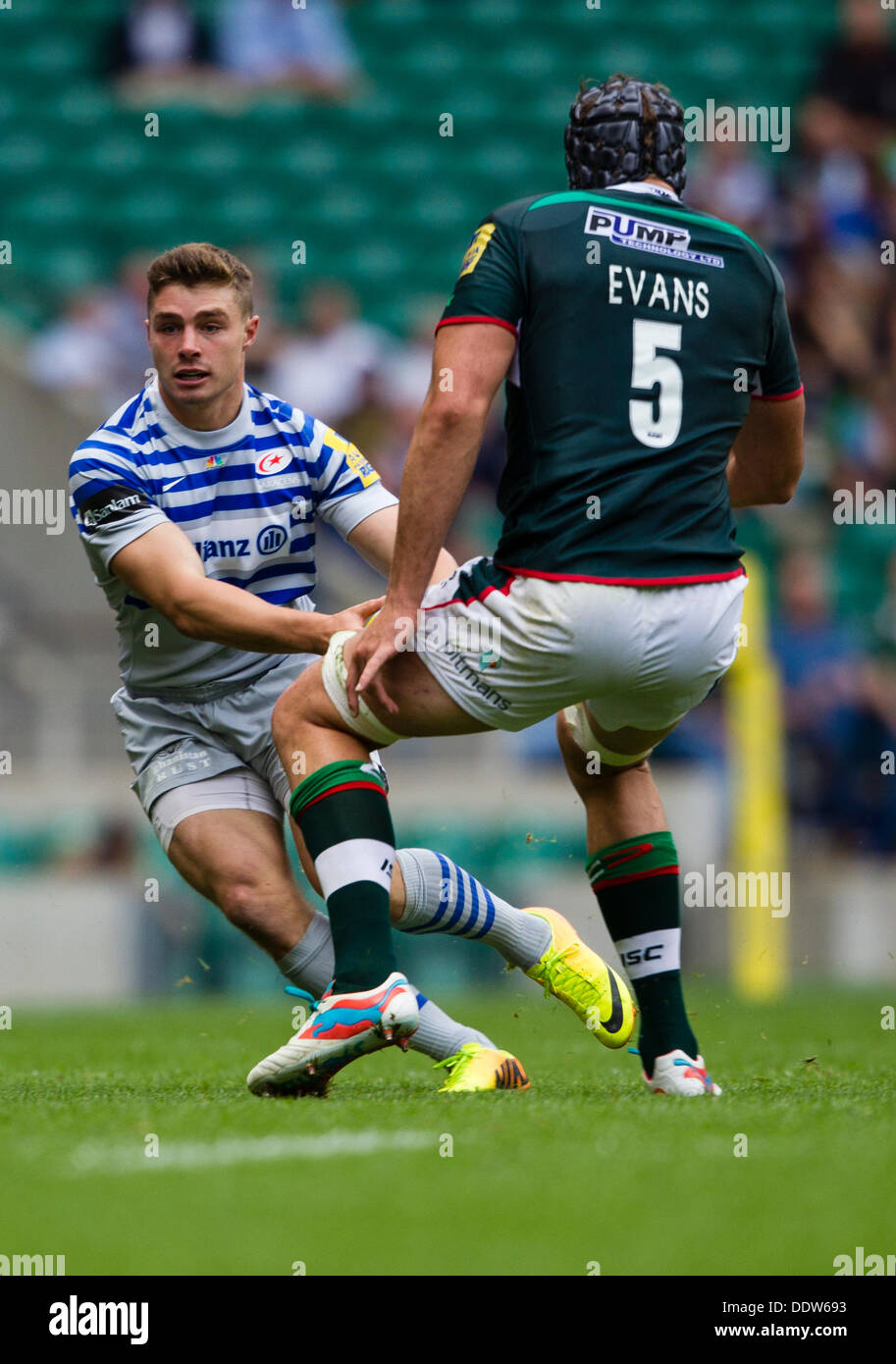 London, UK. 7. September 2013. Bryn Evans sieht Chris Wyles anzugehen. Aktion von London Irish gegen Sarazenen in der Aviva Premiership London Doppel-Header entsprechen spielte im Twickenham Stadium, London. Bildnachweis: Graham Wilson/Alamy Live-Nachrichten Stockfoto