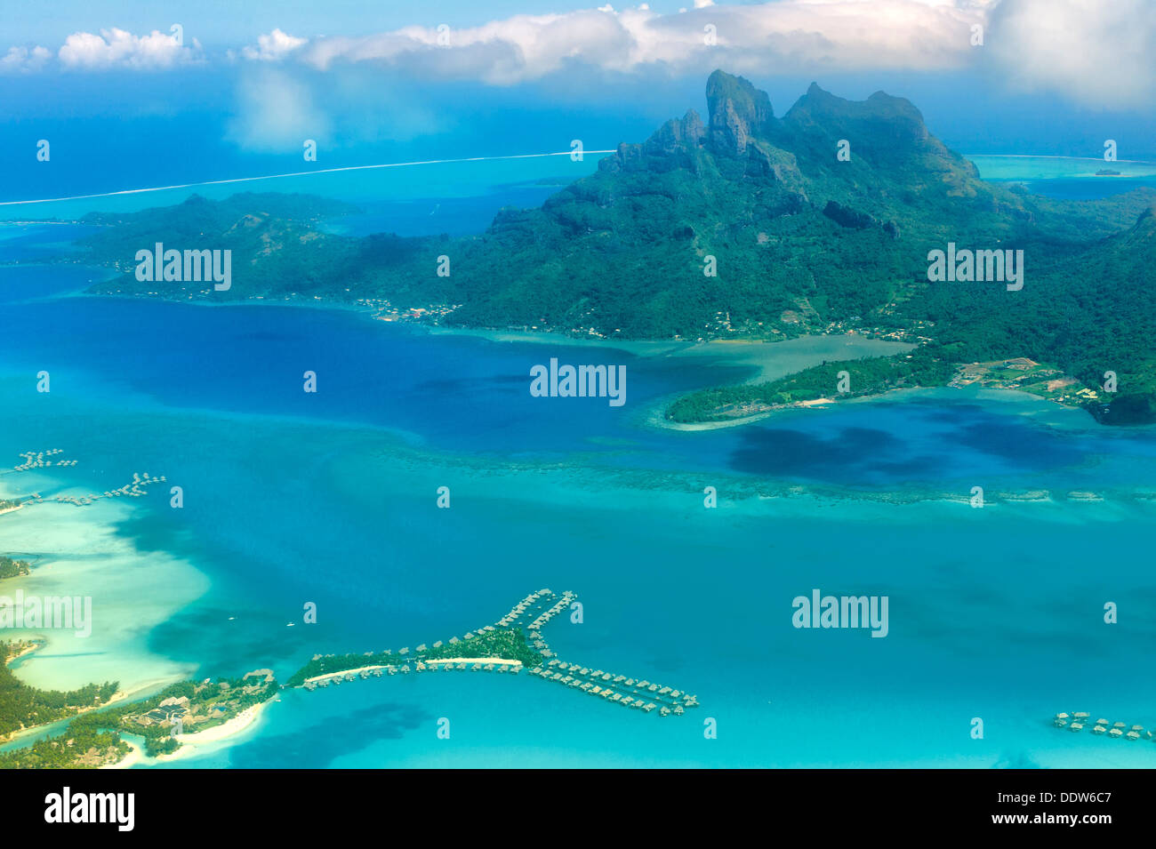 Blick auf Bora Bora aus der Luft mit Bungalows über Wasser und Mt Otemanu. Französisch-Polynesien Stockfoto