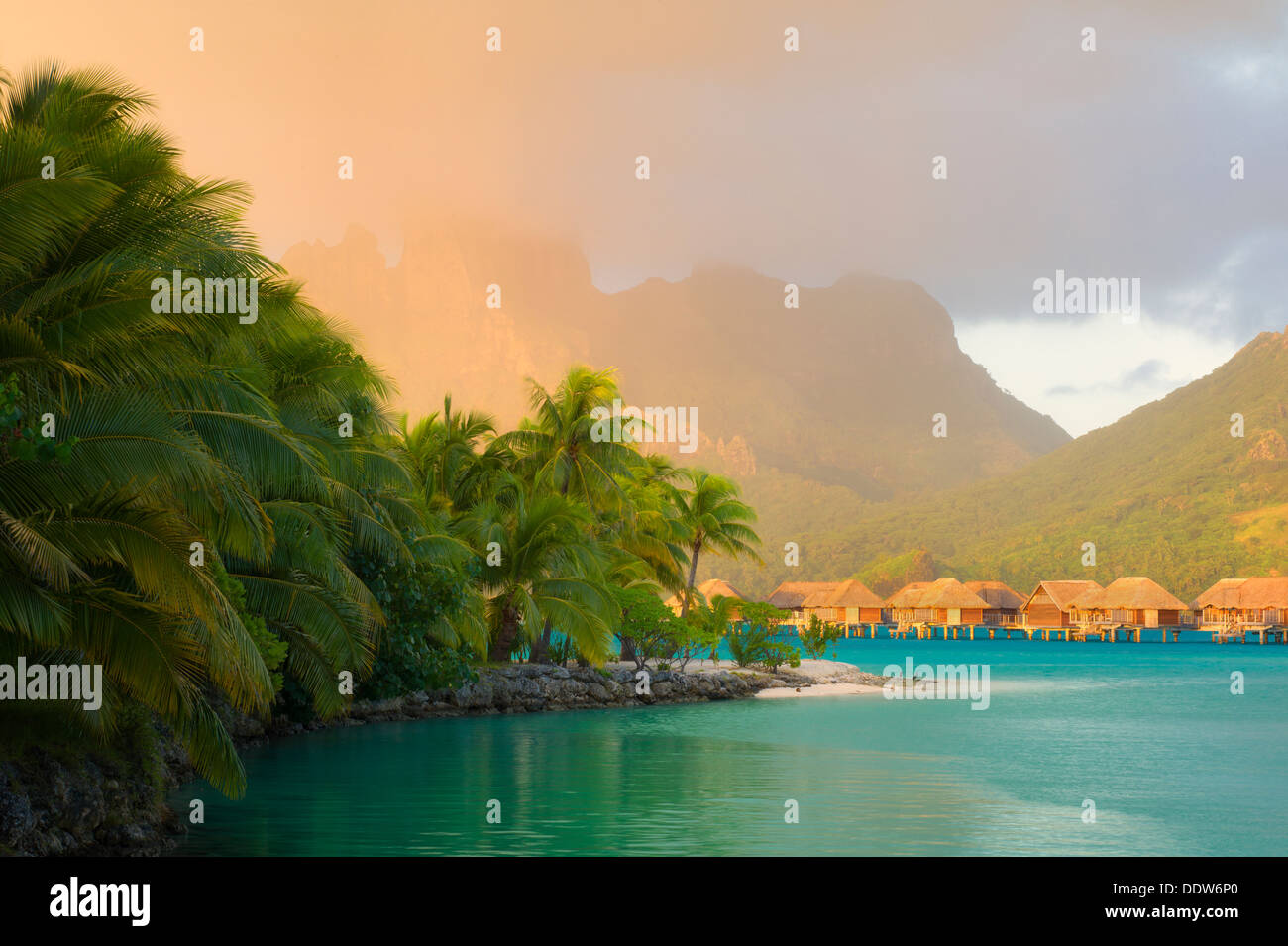 Sunrise und Bungalows mit Lagune. Bora Bora. Französisch-Polynesien. Stockfoto