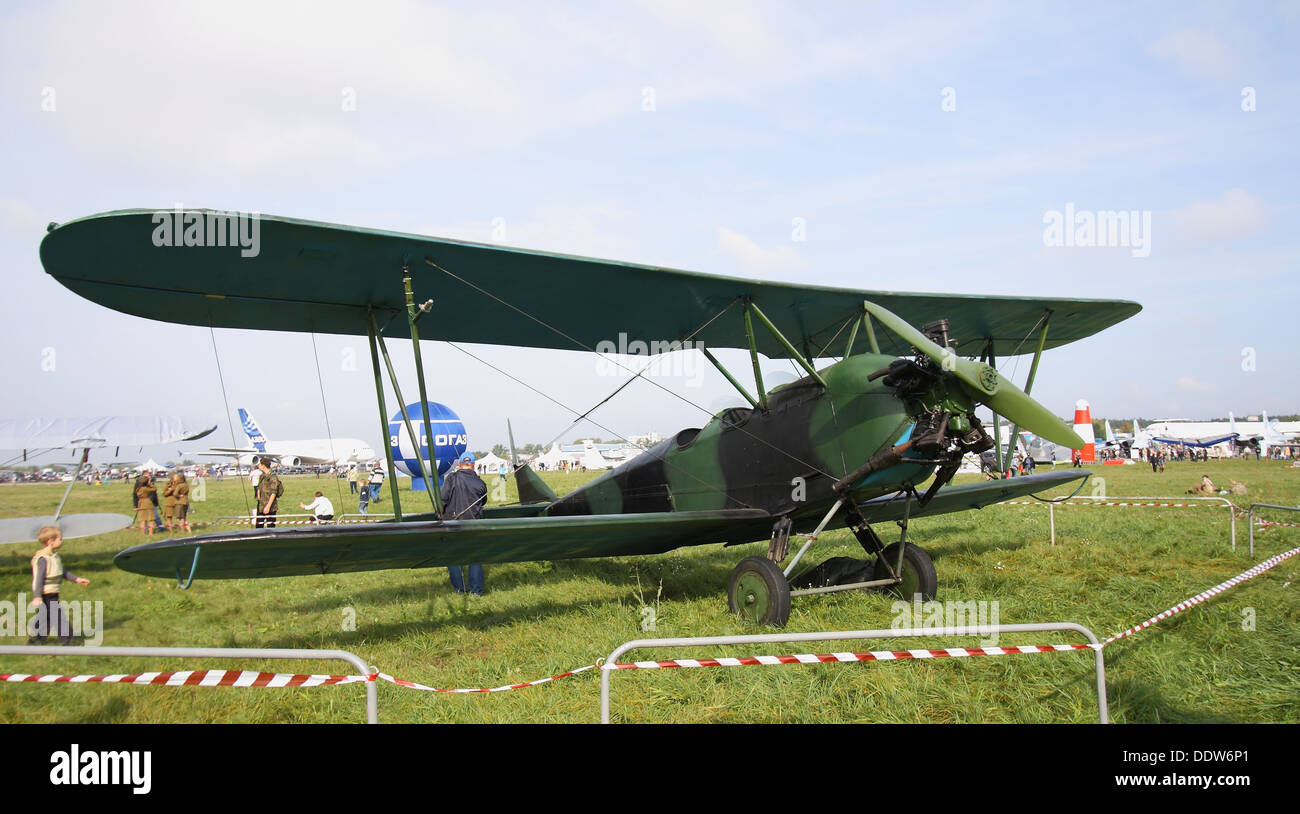 Die Polikarpov Po-2, ein Doppeldecker aus sowjetischer Zeit, wurde im internationalen Raumfahrtsalon MAKS-2013 in Russland vorgestellt. Ursprünglich für Ausbildung und Aufklärung genutzt, ist es ein historisches Flugzeug in der Luftfahrtgeschichte. Stockfoto