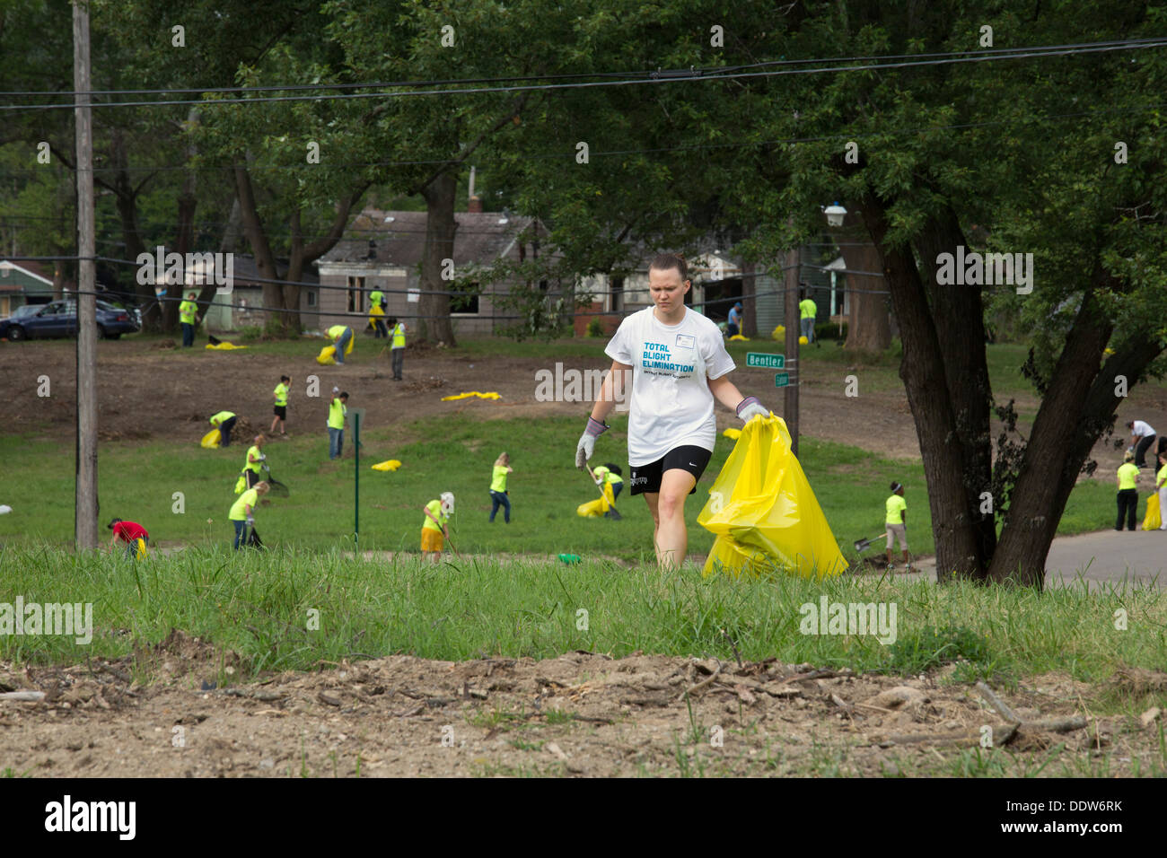Freiwillige reinigen Müll und Schutt aus Detroit Brightmoor Nachbarschaft. Stockfoto