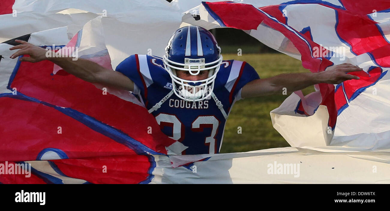6. September 2013 - Hebron, Kentucky, USA - Conner High School 33 Chris Lawson führt der Weg, wie die Cougars Conner Freitag, 6. September 2013 das Feld übernehmen. Wenn sie alle werden eingestellt, um Simon Kenton High School zu Hause in Hebron, Kentucky spielen (Credit-Bild: © Ernest Coleman/ZUMAPRESS.com) Stockfoto