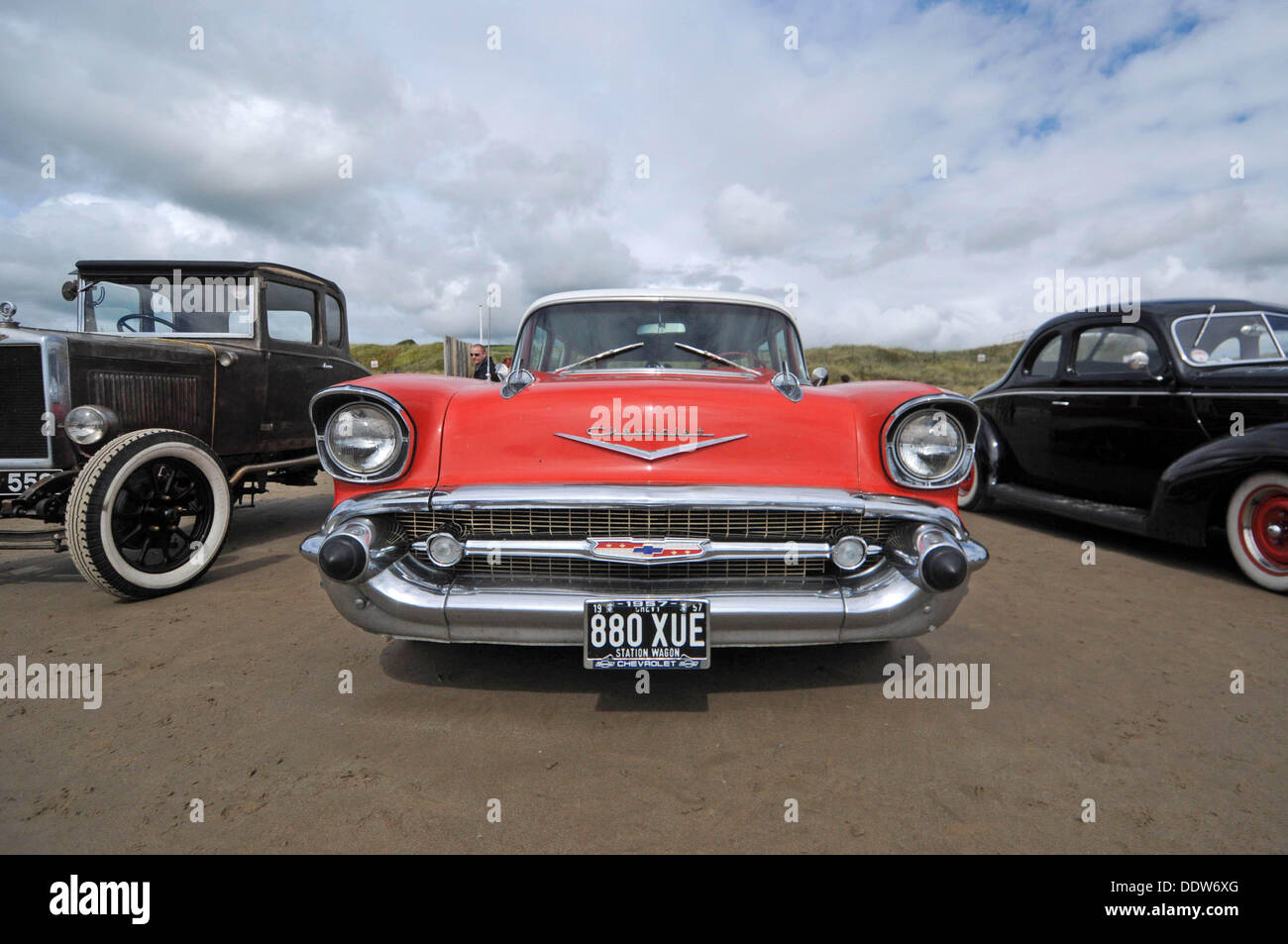 Pendine Sands, Wales, UK. 07. Sep, 2013.   Geparkte amerikanische Oldtimer bei den ersten jährlichen Amateur Hot Rod Rennen im Pendine Sands abseits der Küste von West Wales heute. Die Veranstaltung wird von der Vintage Hot Rod Association gehostet.                                   Pendine Sands ist ein sieben Meile lang, Pfeil gerade Strand im Südwesten von Wales und war der Ort, in den 1920er Jahren für Land-Geschwindigkeit Aufzeichnung Versuche zu gehen. Damals zog es Big Name Credit: Phil Rees/Alamy Live News Stockfoto