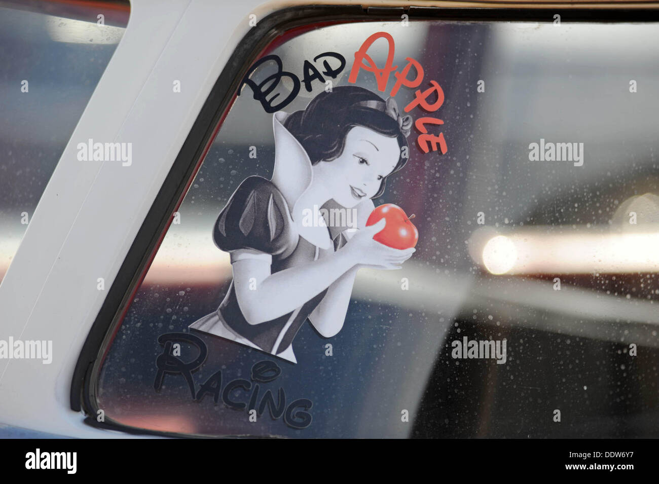 Pendine Sands, Wales, UK. 07. Sep, 2013.  Aufkleber auf Auto bei den ersten jährlichen Amateur Hot Rod Rennen im Pendine Sands vor der Küste von West Wales heute. Die Veranstaltung wird von der Vintage Hot Rod Association gehostet.                                   Pendine Sands ist ein sieben Meile lang, Pfeil gerade Strand im Südwesten von Wales und war der Ort, in den 1920er Jahren für Land-Geschwindigkeit Aufzeichnung Versuche zu gehen. Damals zog es Big Names wie Malco Credit: Phil Rees/Alamy Live News Stockfoto