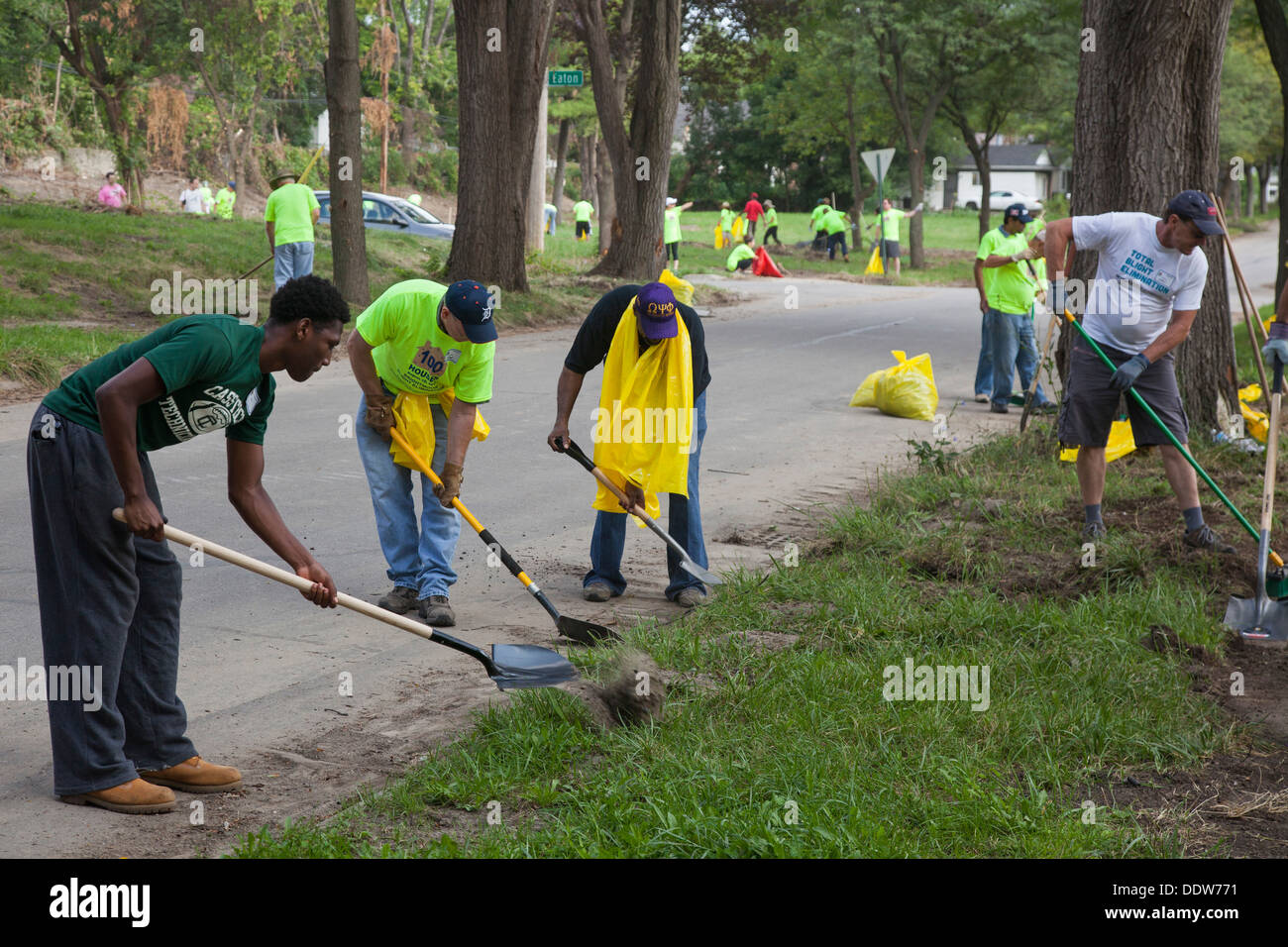 Freiwillige reinigen Müll und Schutt aus Detroit Brightmoor Nachbarschaft. Stockfoto