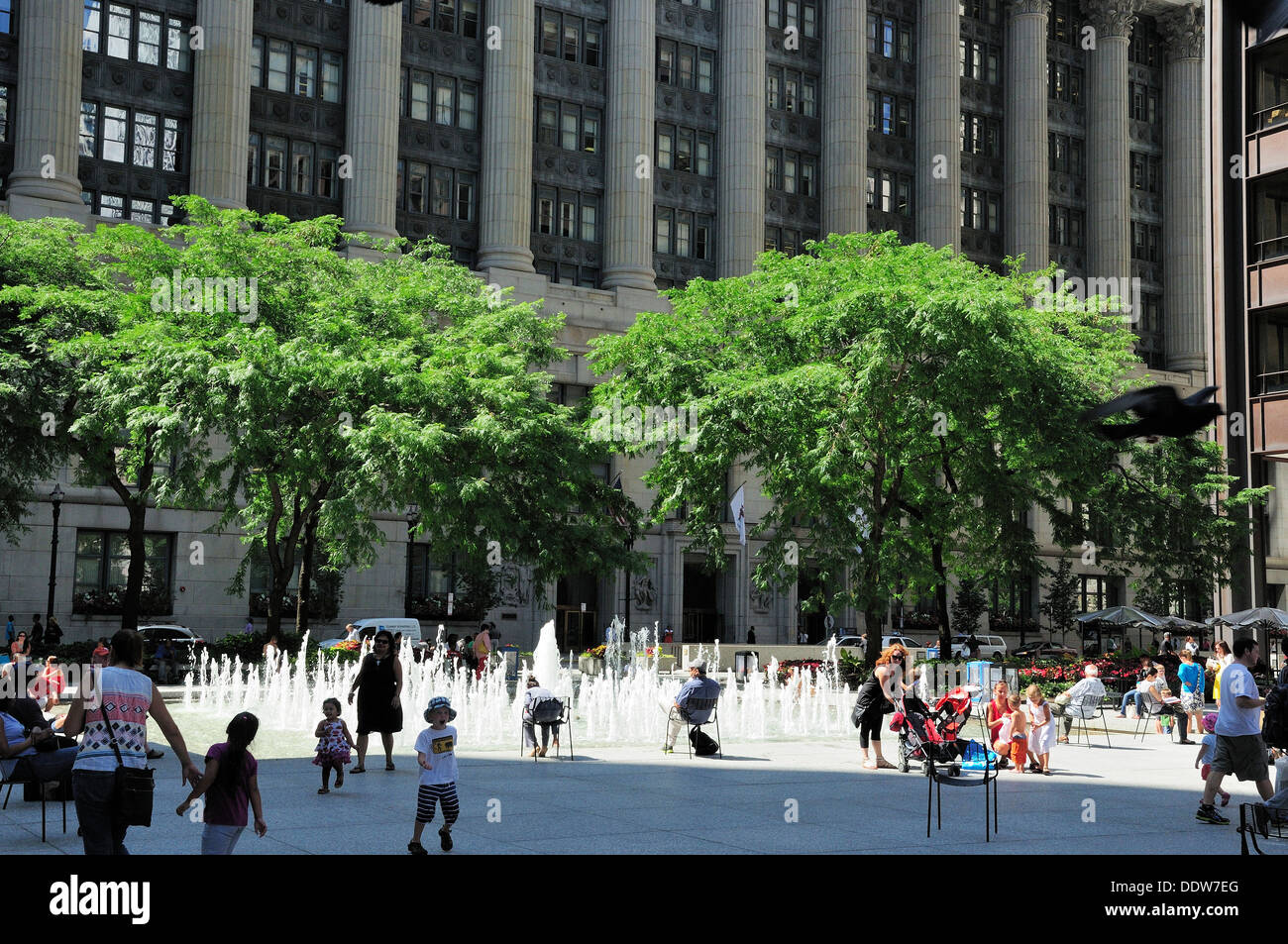 Menschen entspannen durch Wasser-Brunnen in Chicagos Daley Plaza. Stockfoto