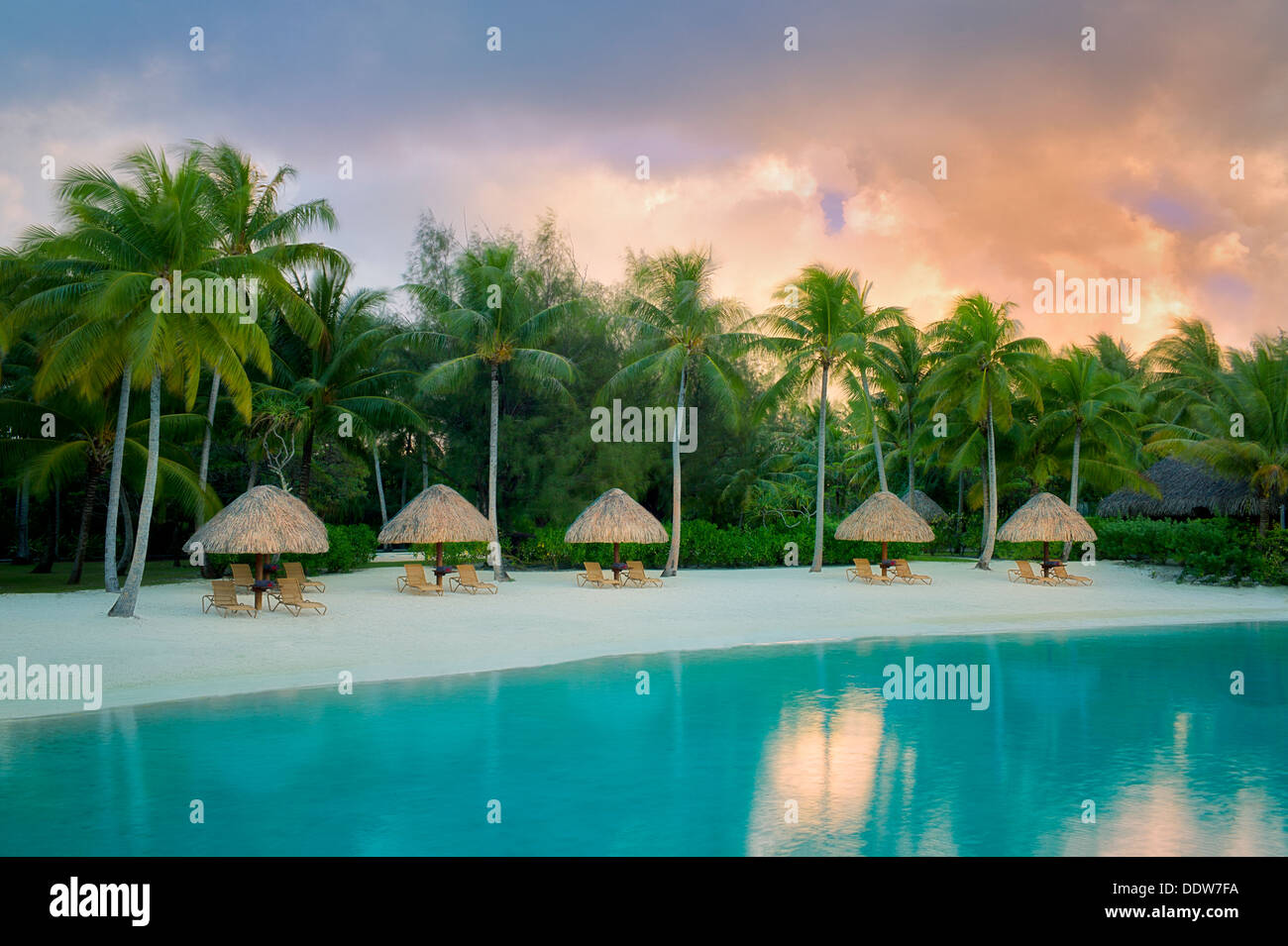 Sonnenschirme und Liegestühle am Lagunenstrand. Bora Bora. Französisch-Polynesien. Stockfoto