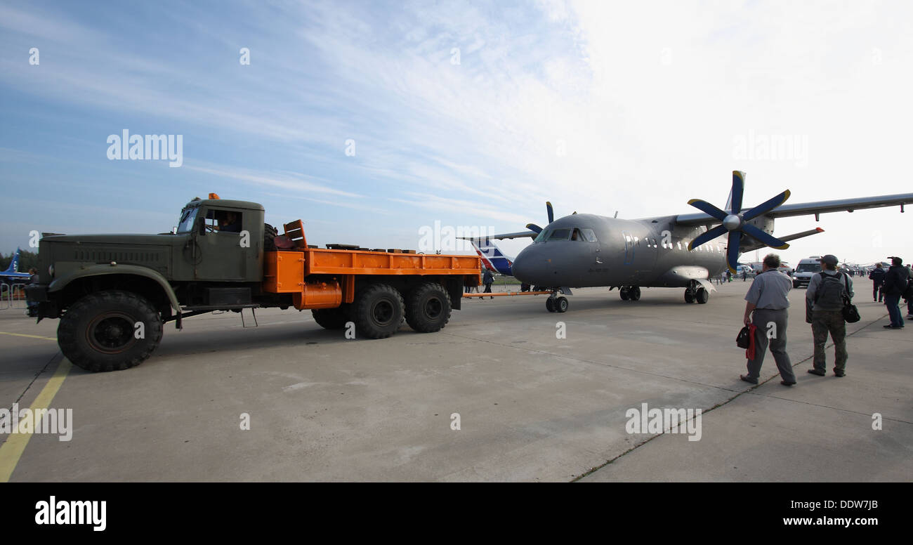 Antonow An-140-100 auf der MAKS-2013 Stockfoto