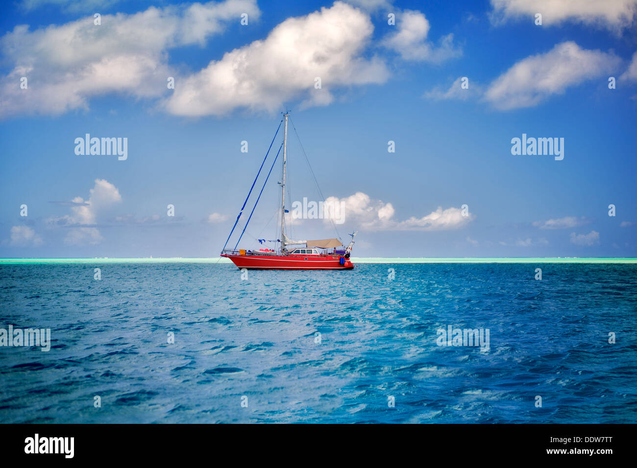 Kleines Segelboot in Bora Bora. Französisch-Polynesien Stockfoto
