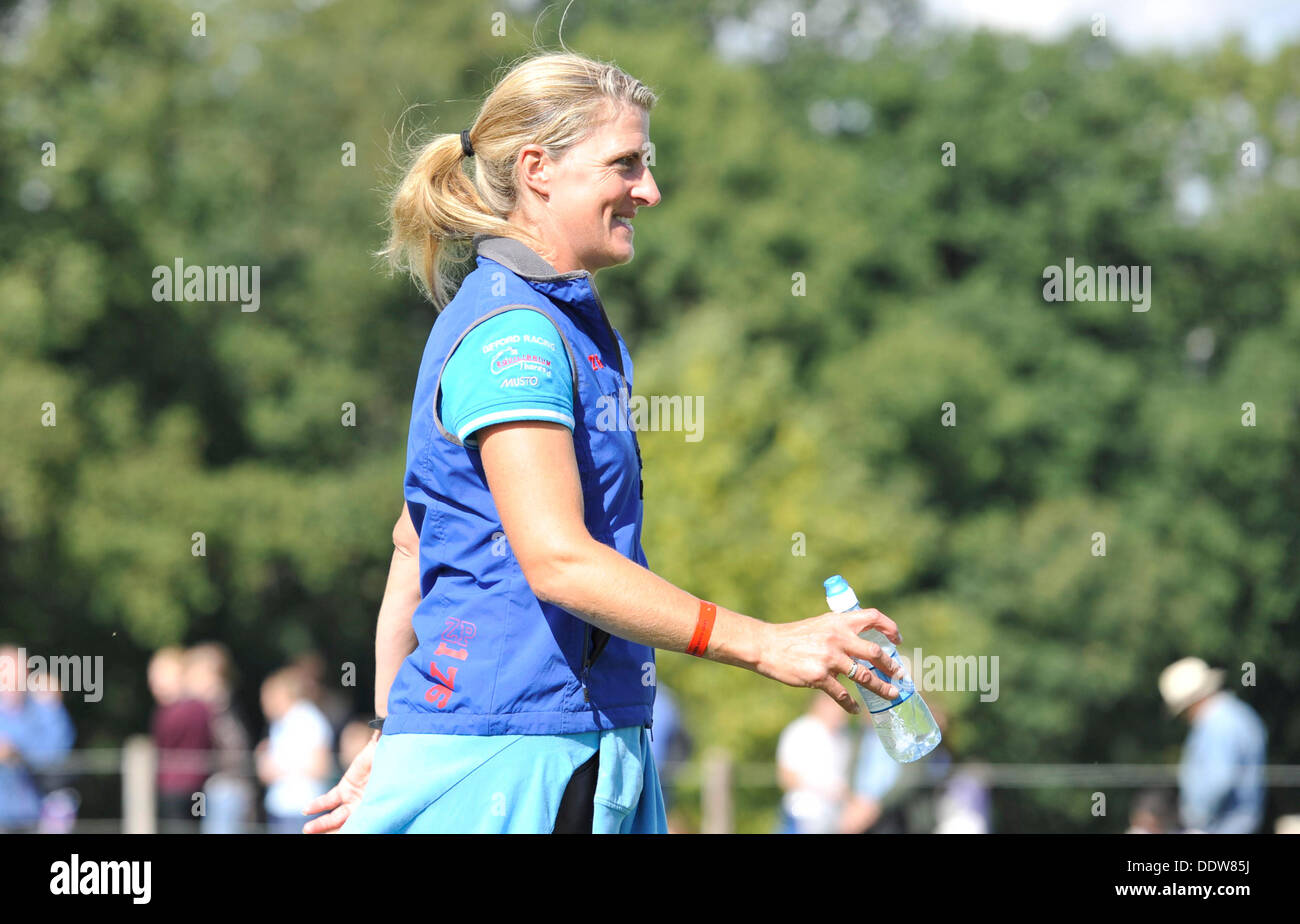 Burghley Park, Stamford, Lincolnshire, UK. 07. Sep, 2013. Tag3 von The Land Rover Burghley Horse Trials, Tina Koch (GBR) gehen auf dem Golfplatz in der Cross Country-Phase der internationalen 4 Sterne CCI Konkurrenz. © Aktion Plus Sport/Alamy Live-Nachrichten Stockfoto