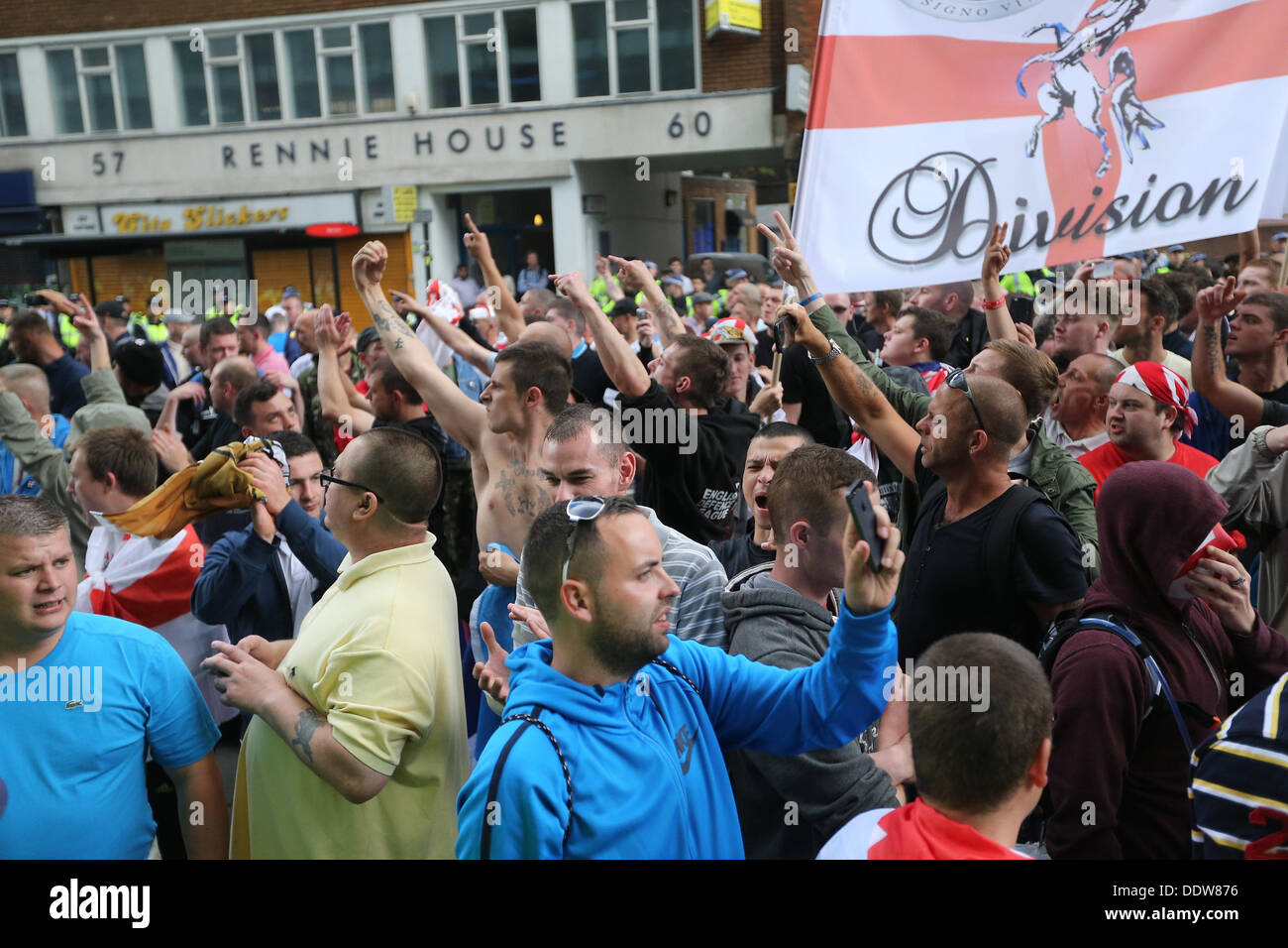 London, UK. 7. September 2013. Die rechtsextremen Pressure Group, The English Defence League, März und Kundgebung gegen Scharia am Stadtrand von Tower Hamlets. London, Vereinigtes Königreich, 09.07.2013 Kredit: Mario Mitsis / Alamy Live News Stockfoto